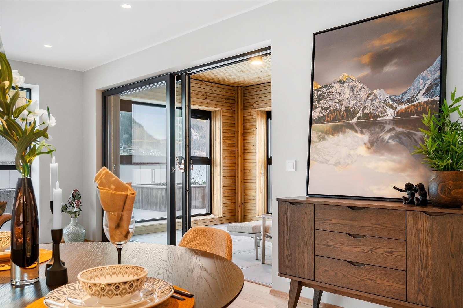 Fra stue er det utgang til innglasset balkong Galleribilde