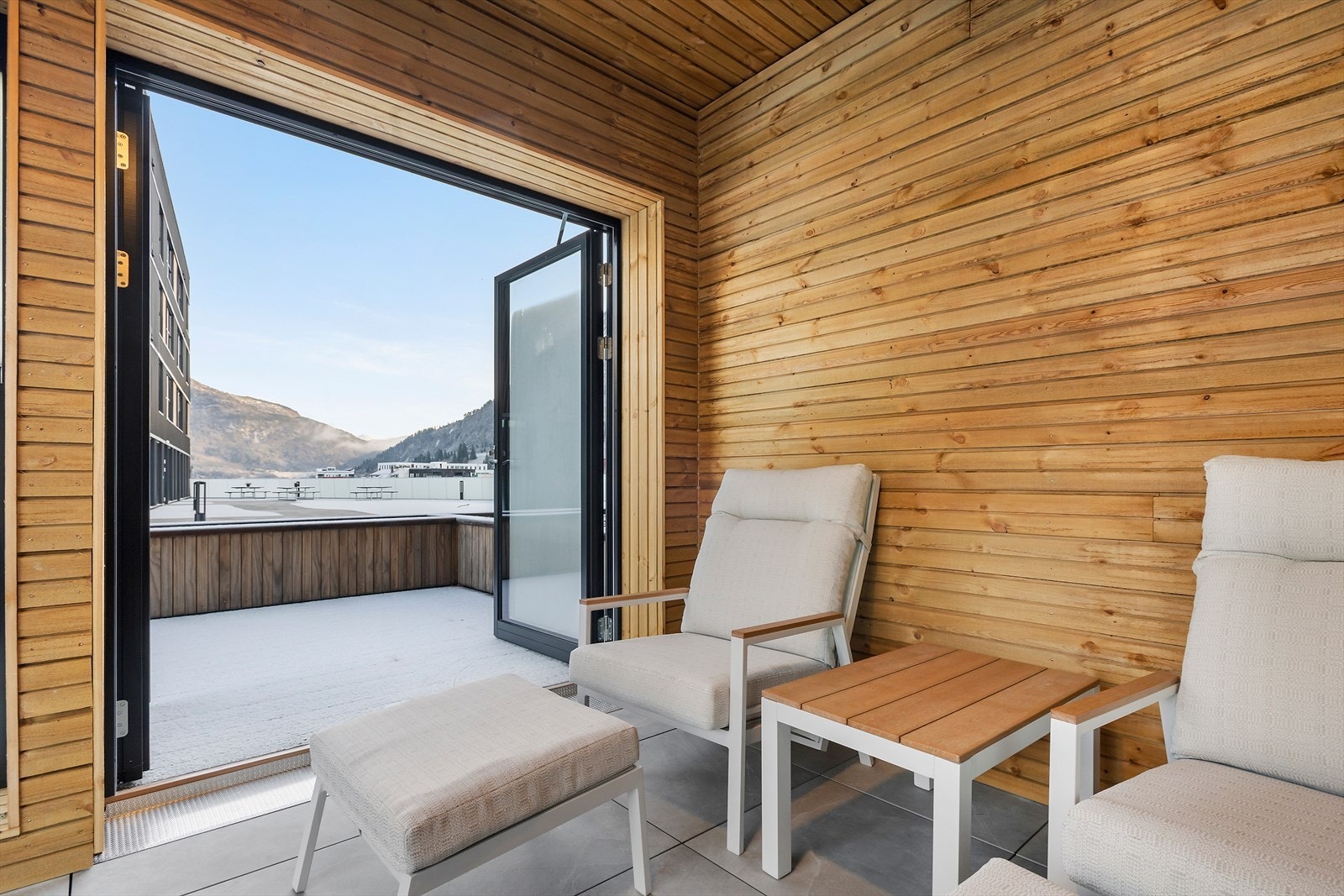 Fra innglasset balkong er det utgang til egne private terrasser Galleribilde