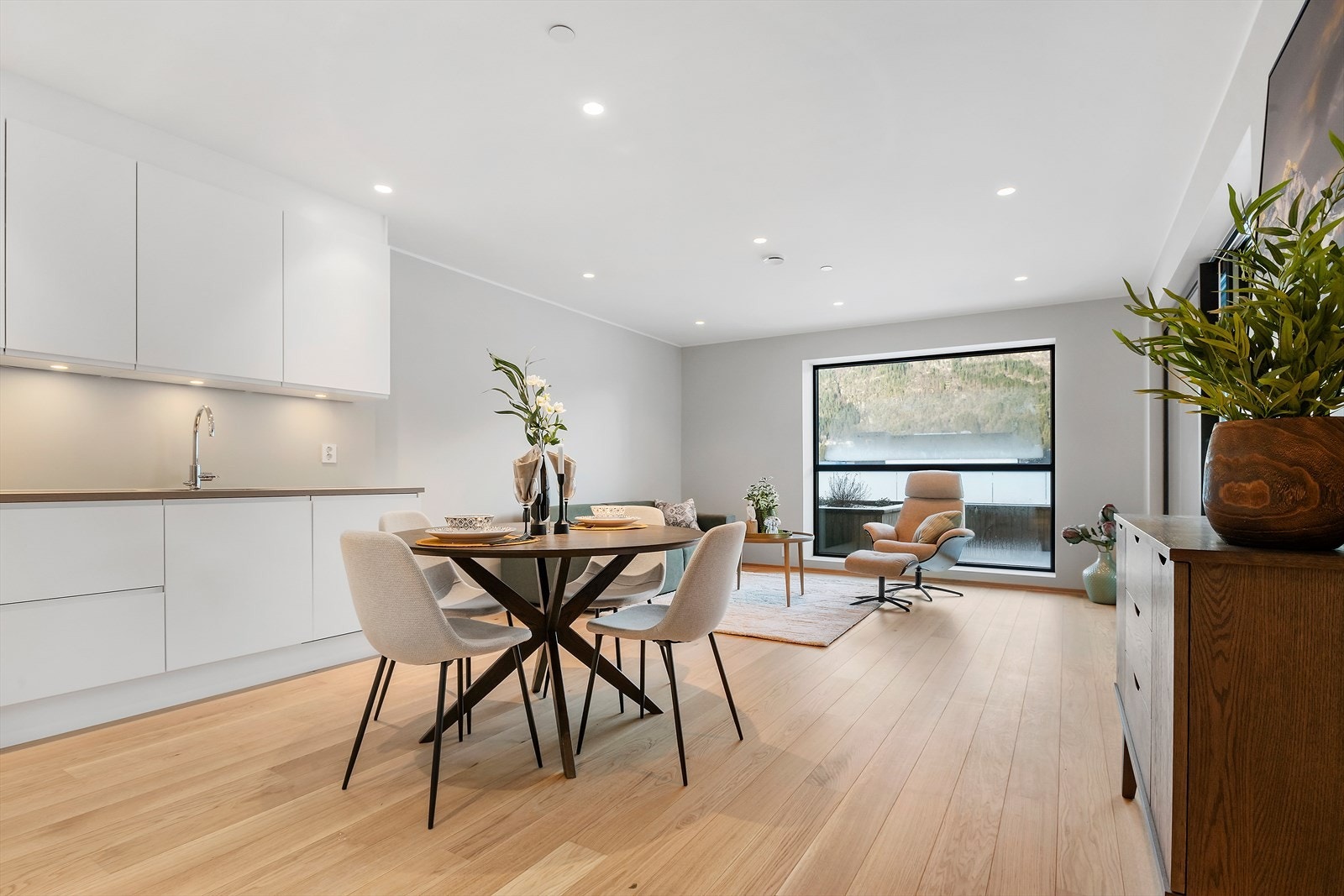 Det er god plass til både spisebord og sittegruppe Galleribilde