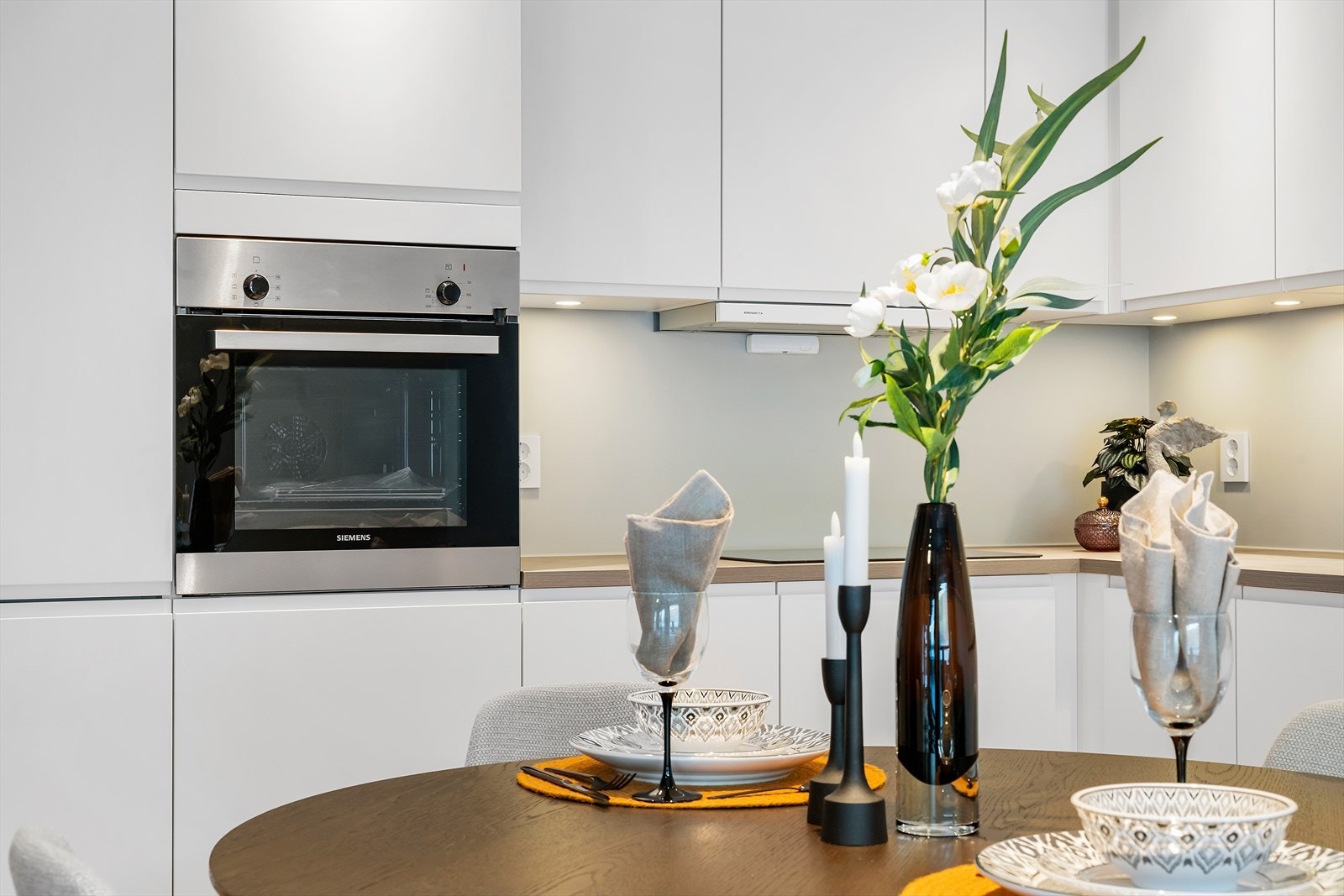 Integrerte hvitevarer med komfyr i benkehøyde Galleribilde