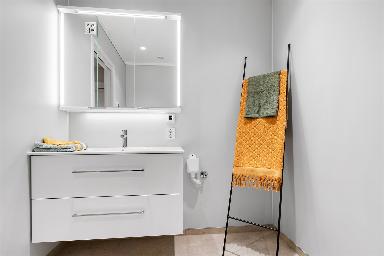 Baderomsinnredning med skuffer i underskap Galleribilde