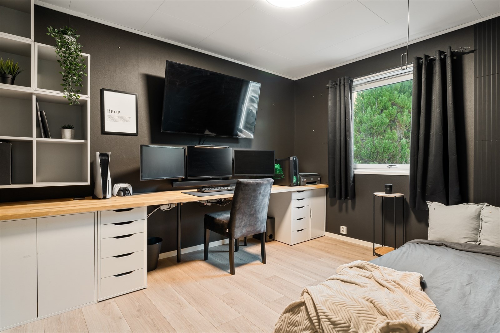 Soverommet i øverste plan er av god størrelse. I dag benyttet som kontor med arbeidsplass langs hele langveggen. Luke til loft i tak Galleribilde