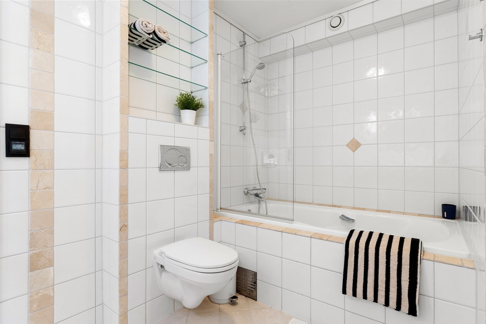 Hovedbadet har badekar. Legg merke til nisje med glasshyller Galleribilde