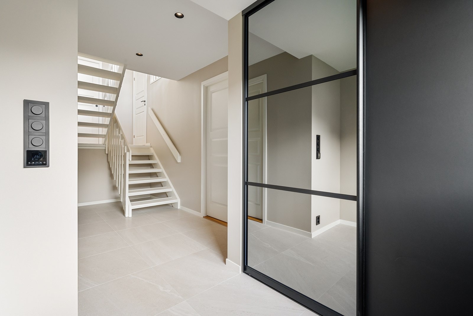 Innenfor den nye gatedøren er en lys og elegant entré/gang med skyvedørsgarderobe i speil og nydelige fliser på gulv med nye varmekabler. Soverommene ligger på hver side av gangen Galleribilde