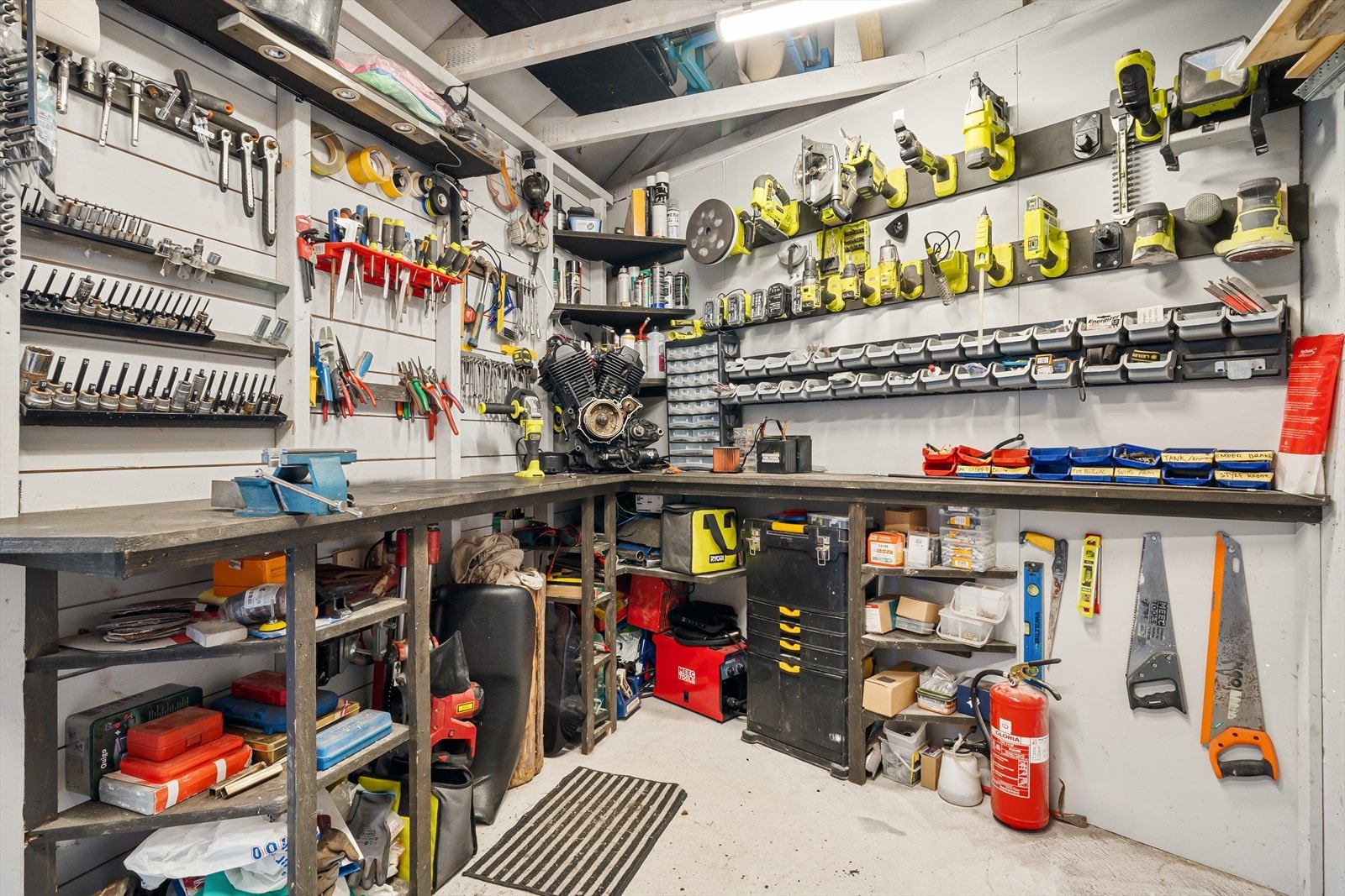 God bod som er tilrettelagt til både oppbevaring og med hobbyverkstedsplass Galleribilde