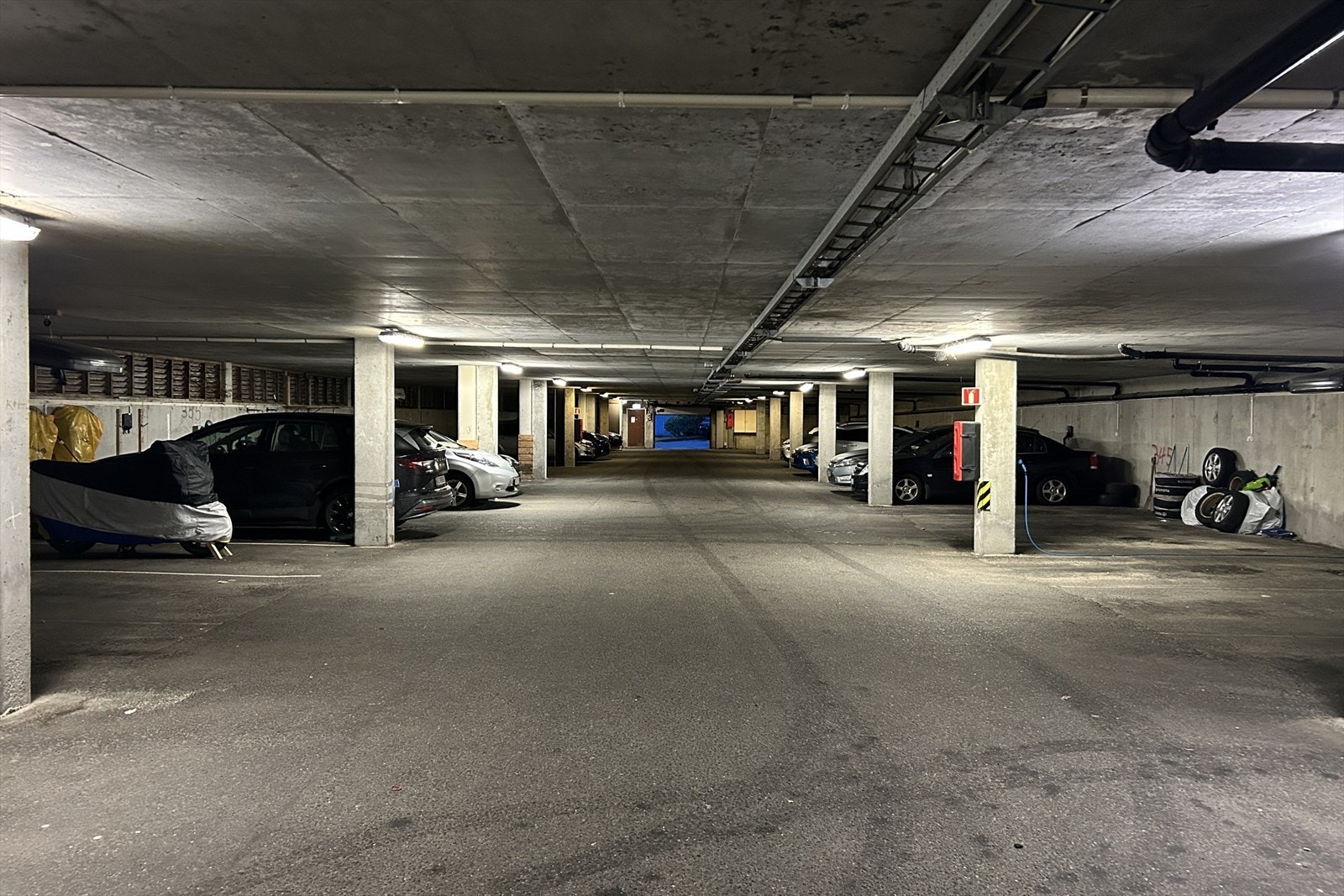 Fast oppstillingsplass i felles garasje med lader til EL-bil. Fjernstyrt portåpner Galleribilde