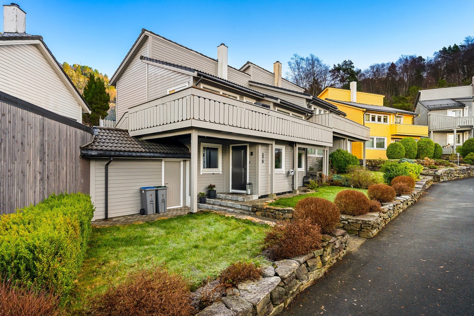 Alt i alt en super familiebolig av god størrelse med fin utsikt, meget gode solforhold og en attraktiv og utpreget familievennlig beliggenhet! Galleribilde