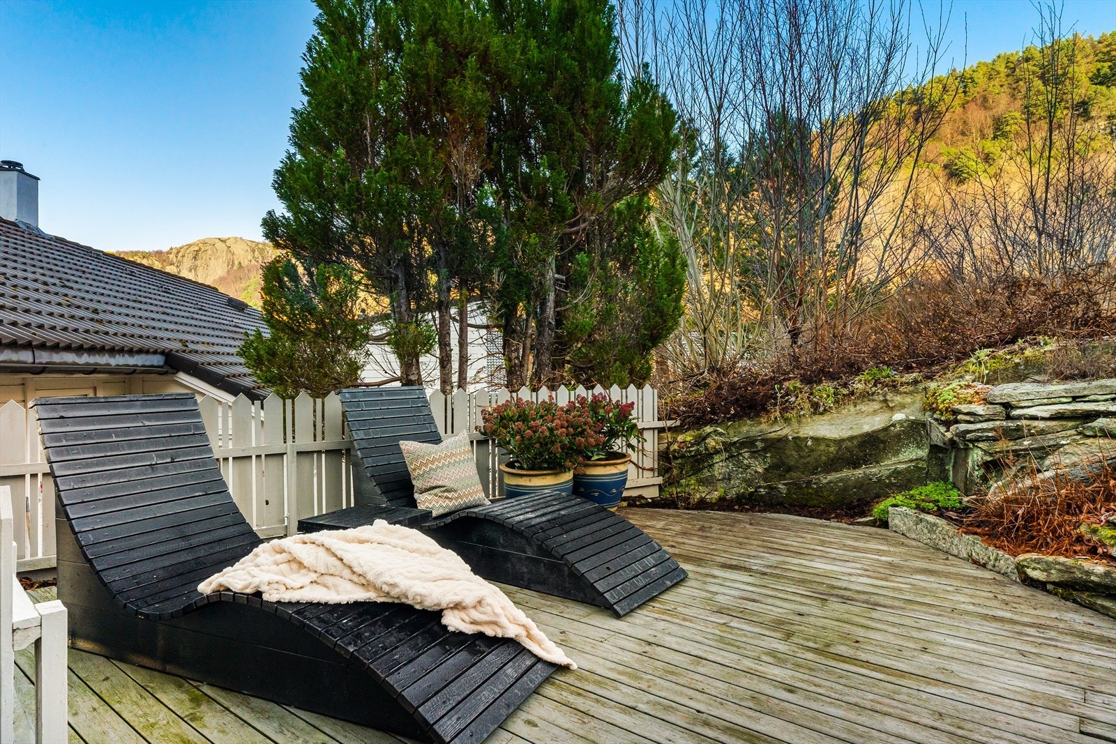 Lun og skjermet markterrasse også på baksiden Galleribilde