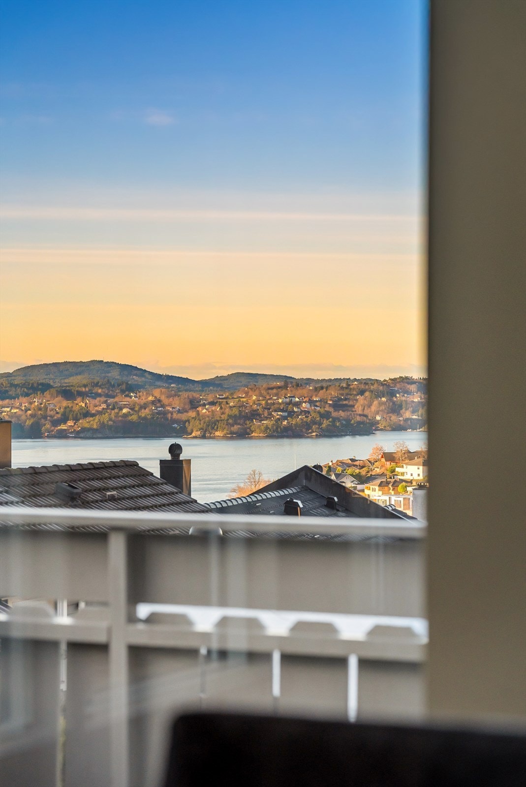 Fin utsikt mot Byfjorden og over mot Askøy Galleribilde