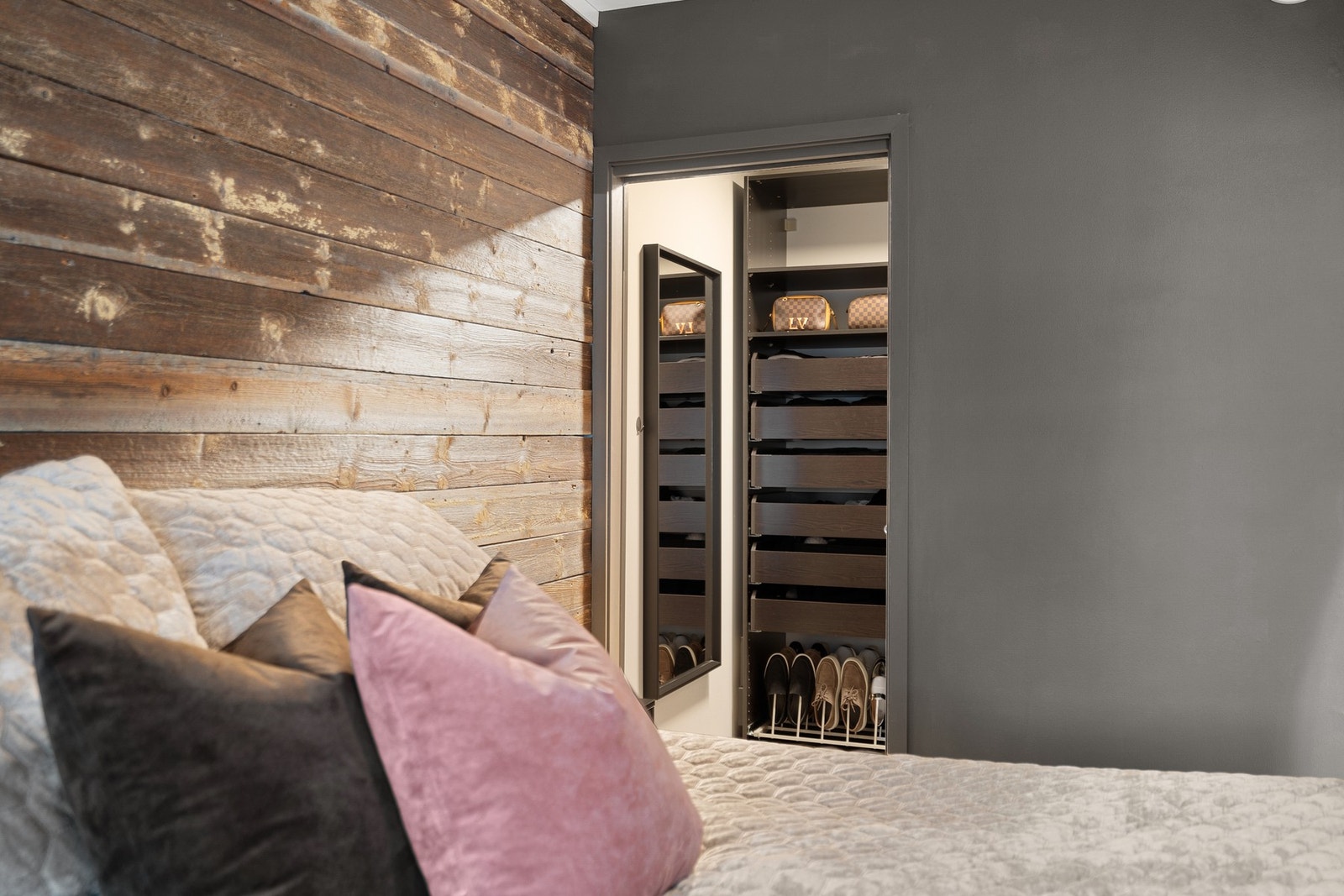 Fra soverommet har man direkte tilgang til eget walk-in closet. Galleribilde