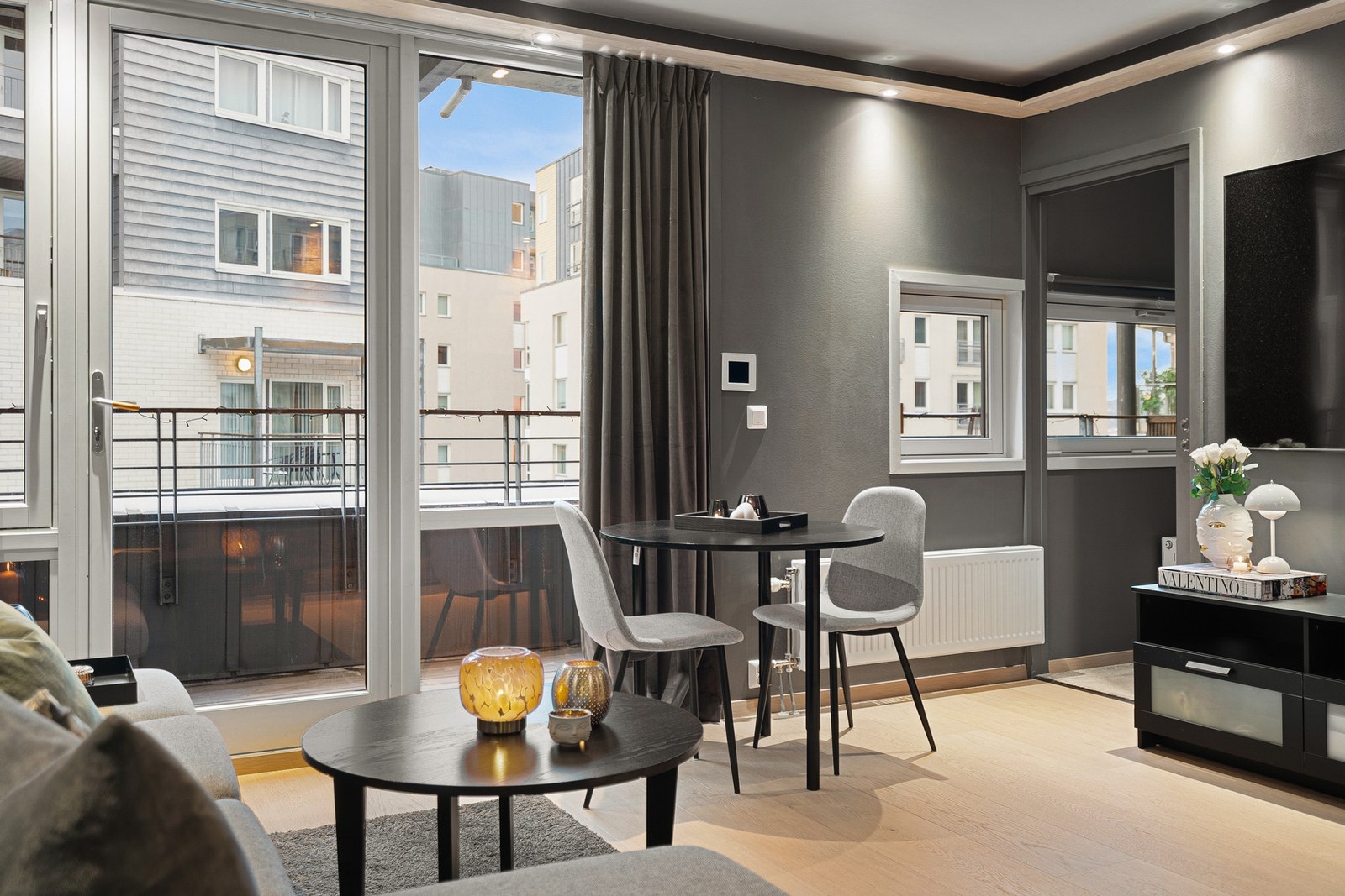 Fra stuen har man direkte utgang til balkongen. Galleribilde