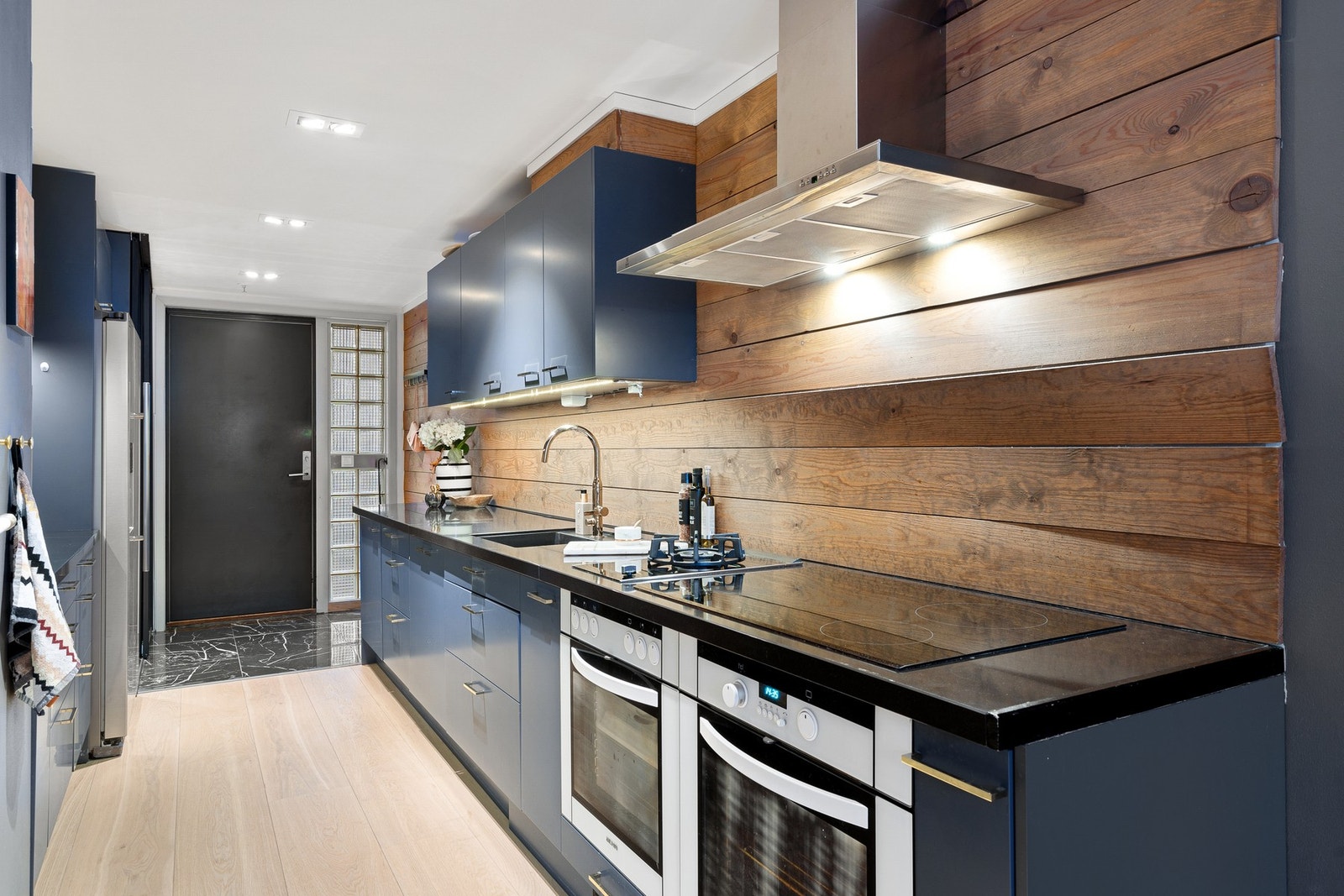 Stilig kjøkken som ble oppusset i 2019, og har god skap- og benkeplass. Galleribilde