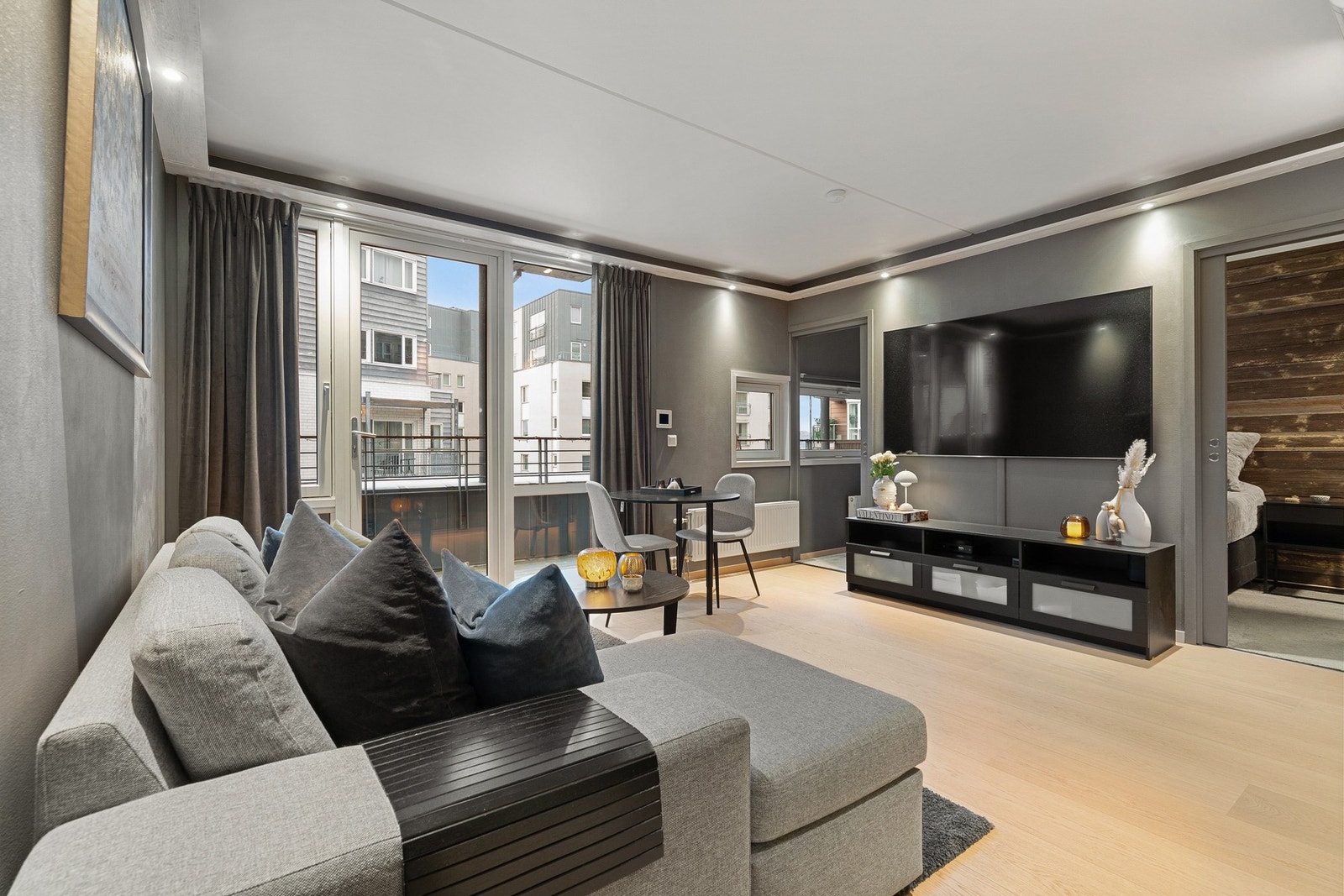 EiendomsMegler1 ved Markus Tangvik har gleden av å presentere en stilsikker 2-roms leilighet i Dyre Halses gate 8 på Solsiden. Galleribilde