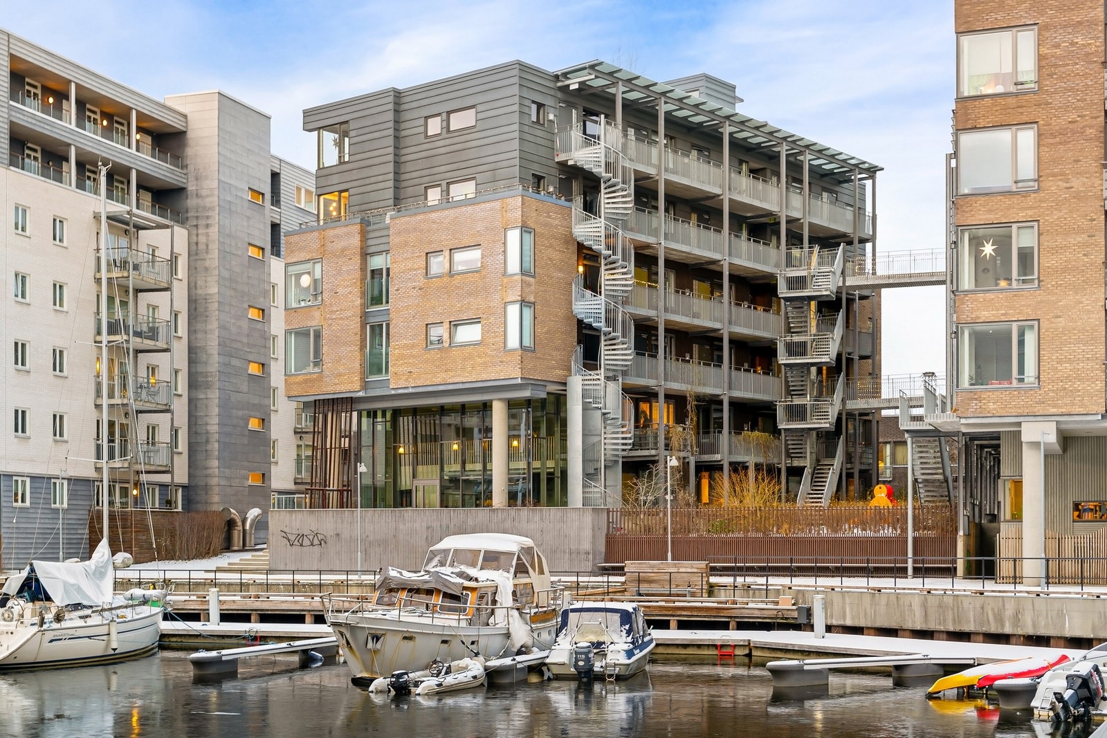 Leiligheten har en fantastisk beliggenhet på Solsiden med kort avstand til både båtmarina, shoppingmuligheter, uteservering og studieplasser. Galleribilde