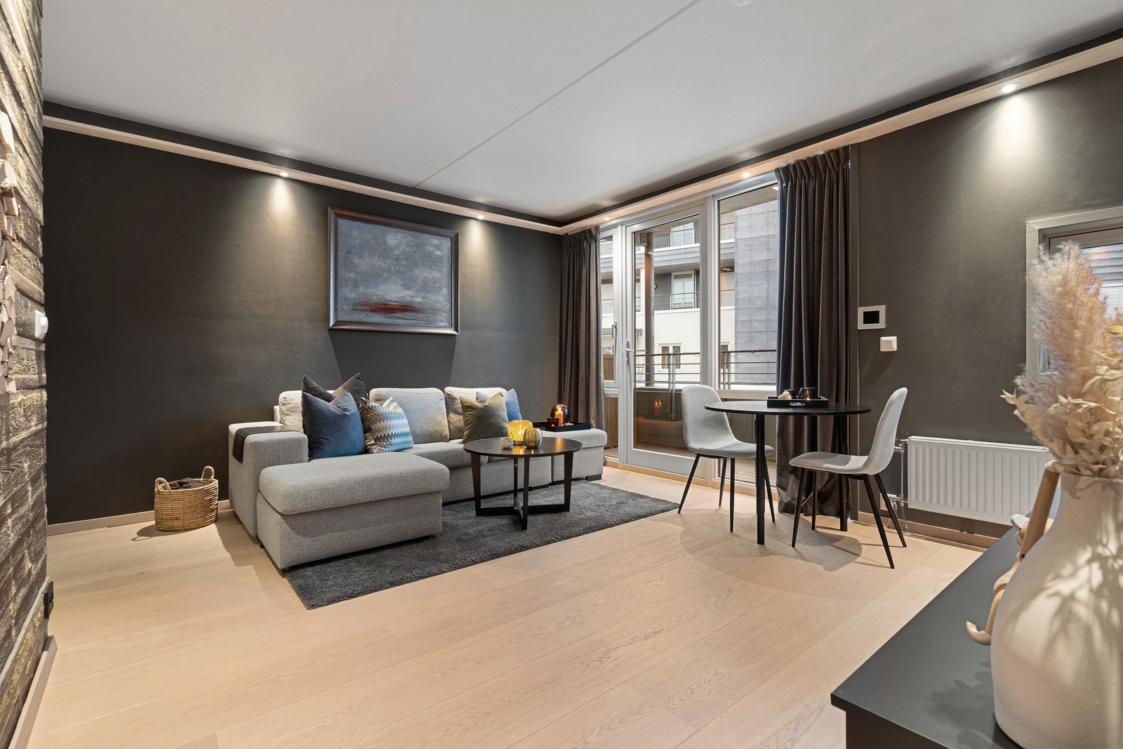 Svært delikat stue med god plass til sofagruppe og TV-krok. Galleribilde