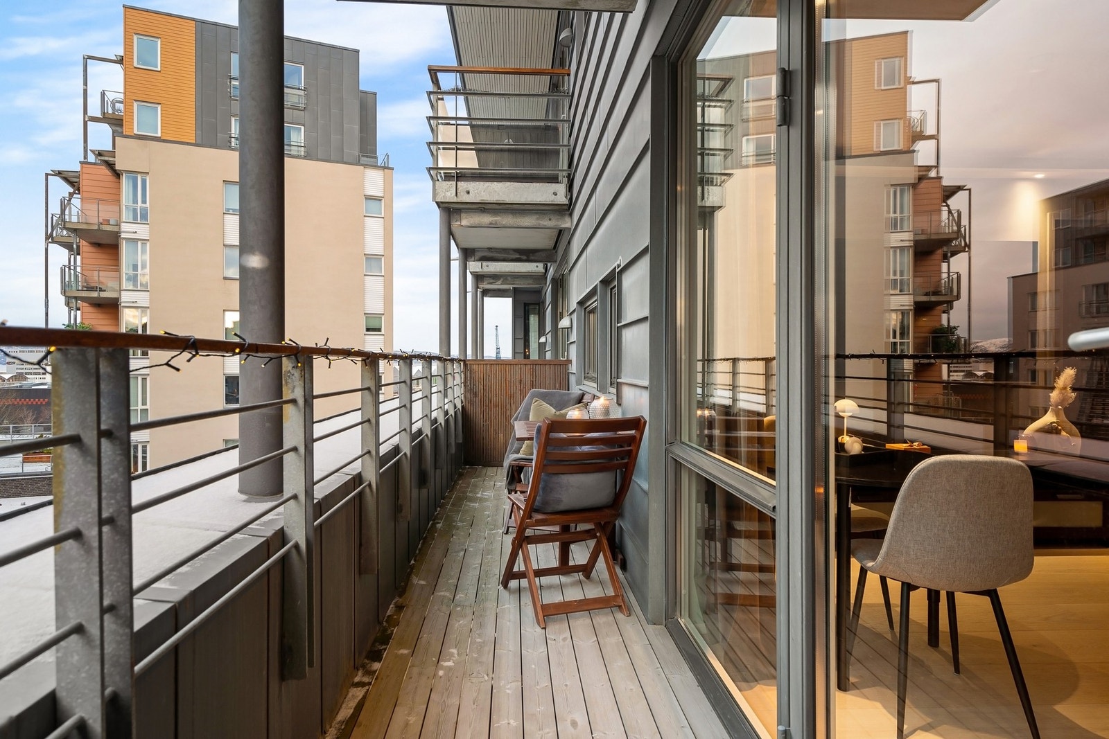 Vestvendt balkong som er ypperlig å benytte i sommerhalvåret. Galleribilde