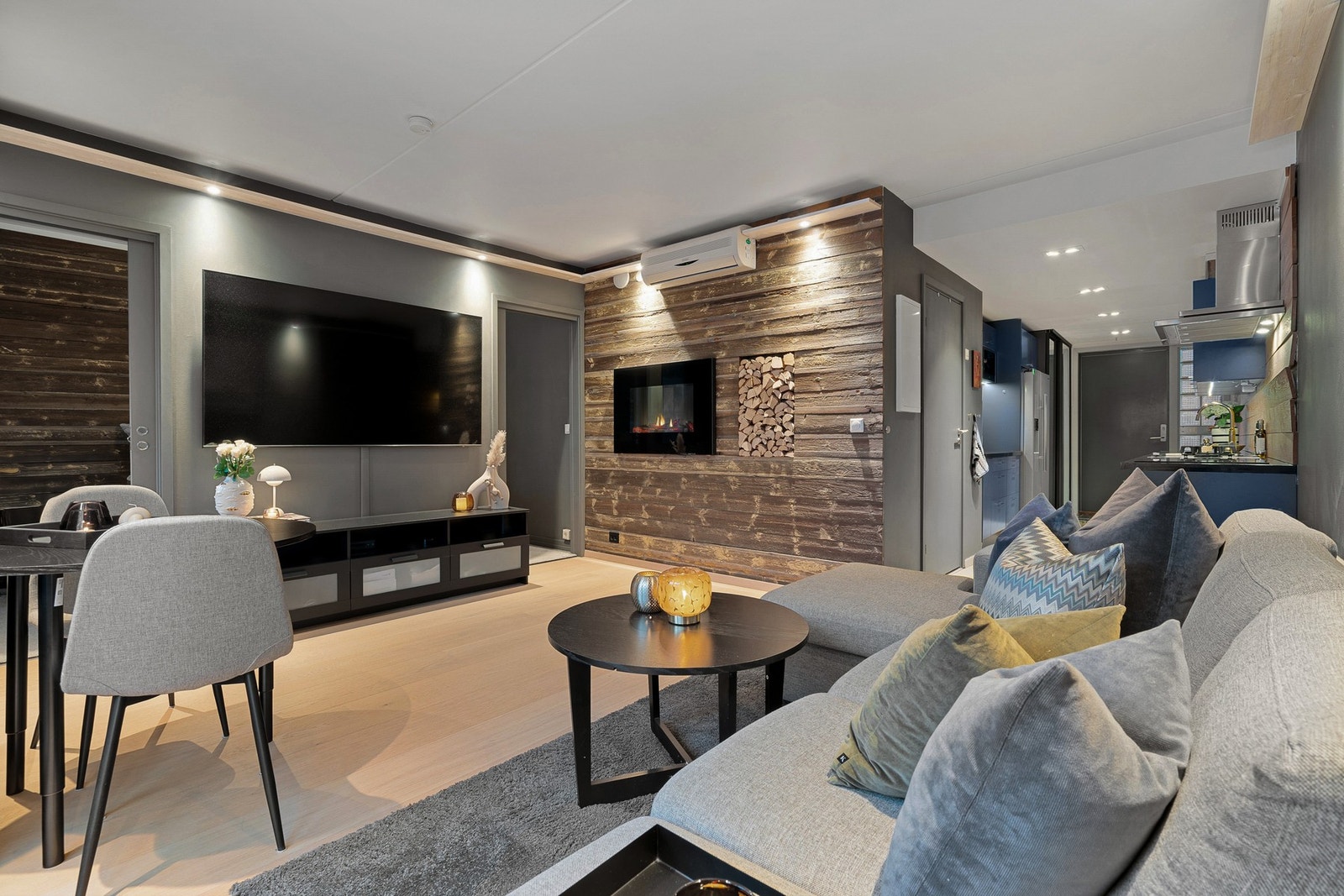 Leiligheten fra 2005 ligger i 5.etasje og har en ypperlig beliggenhet i bygget. Galleribilde