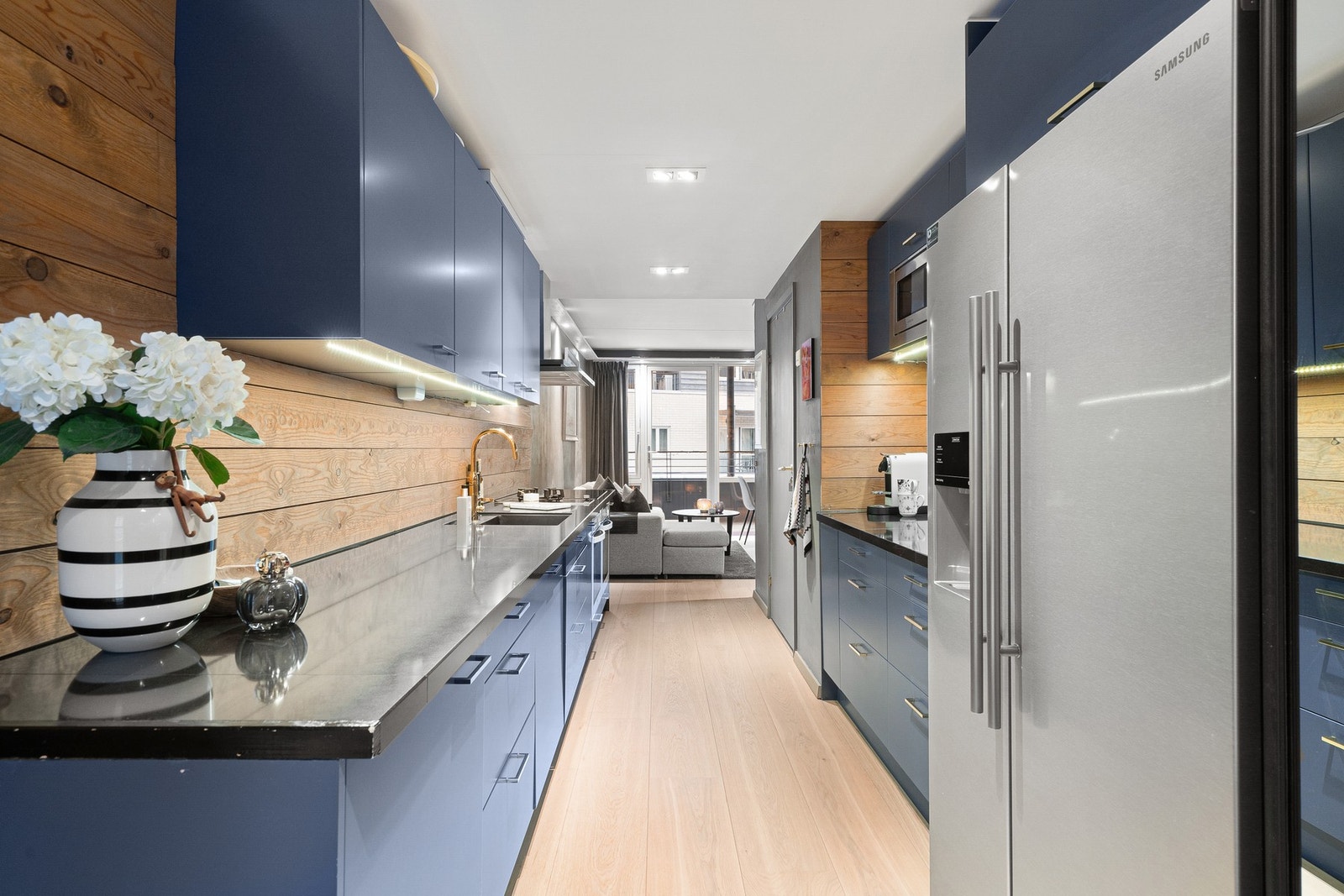 Naturlig skille mellom stue og kjøkken som gir flere soner i leiligheten. Galleribilde