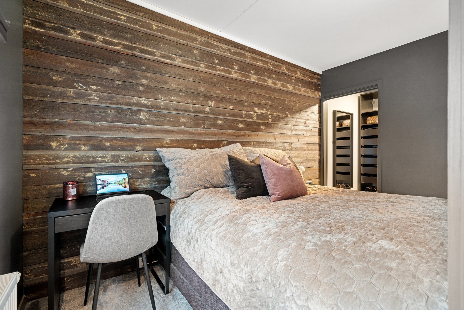 God plass til dobbeltseng og kontorpult på soverommet. Galleribilde