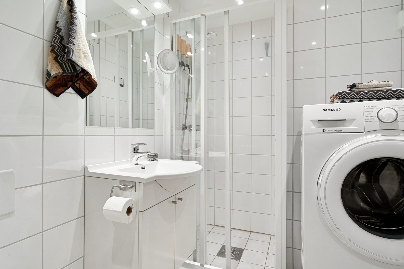 Baderommet har opplegg for vaskemaskin. Galleribilde