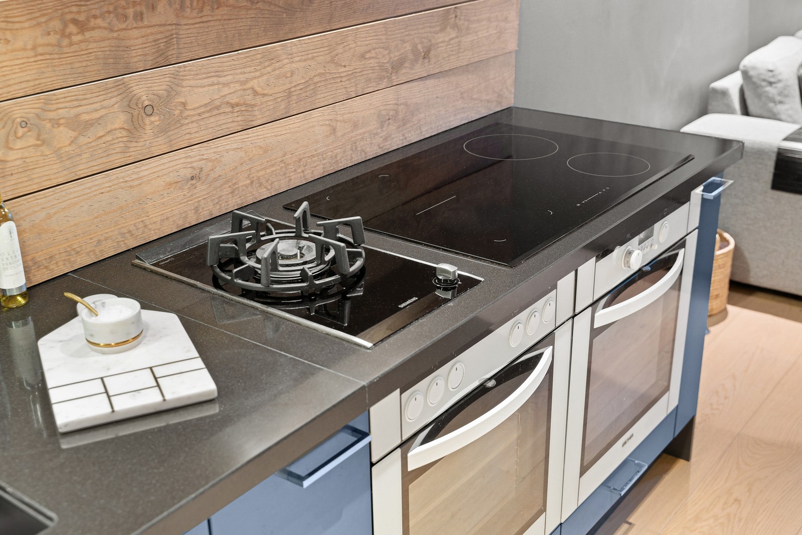 Kjøkkenet har integrert platetopp, 2 stk. stekeovner, oppvaskmaskin, kaffemaskin og mikro. Galleribilde