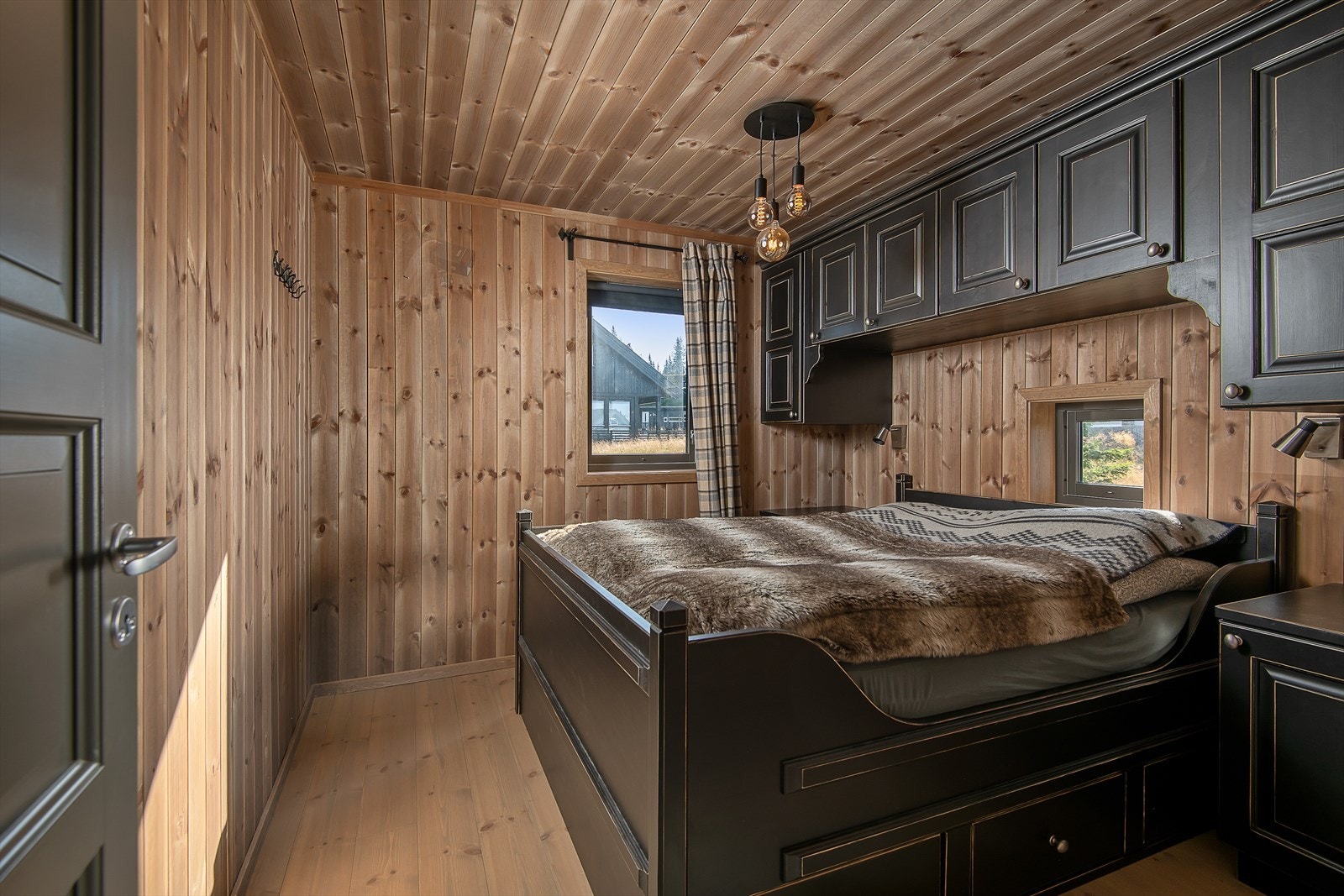 Hovedsoverommet i 1.etasje har snekkerlaget, solid og tiltalende innredning/møblement. Galleribilde