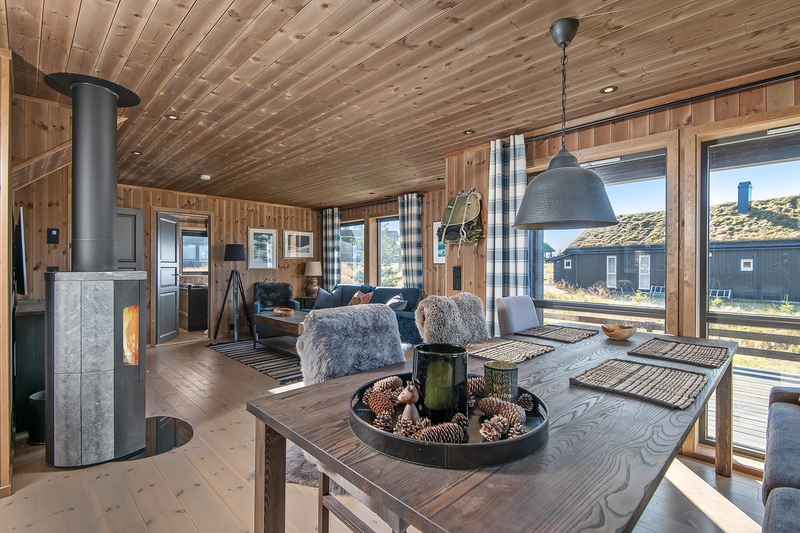 Oppholdsrommet er åpent og sosialt. Peisovnen har fin plassering i rommet. Galleribilde