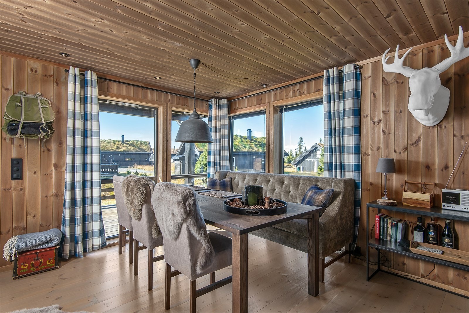 Plass til langbordet i fin kontakt med kjøkkenet. Galleribilde