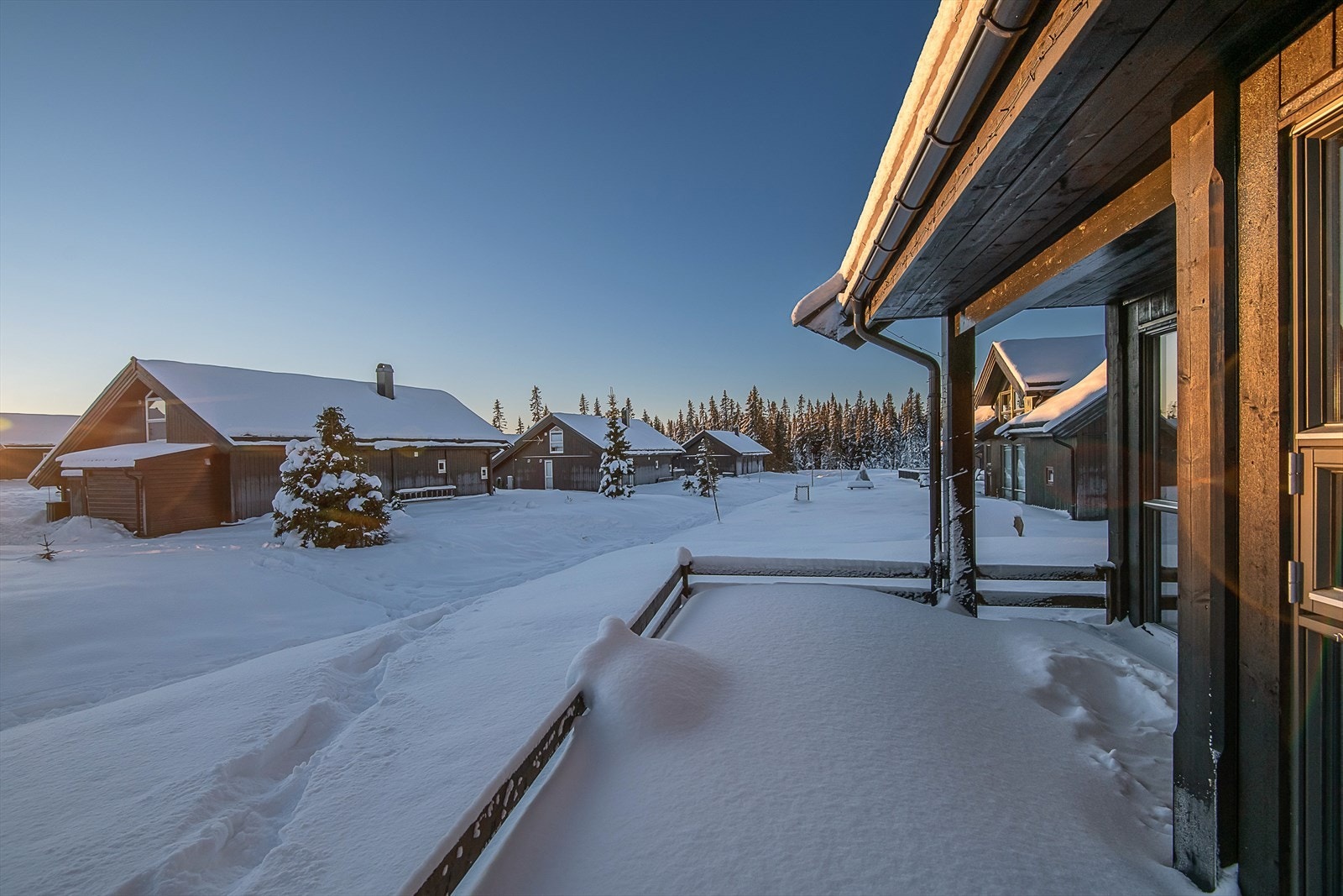 Delvis overbygget, lun og fin terrasse med utgang fra stua og utsikt rett nedover skiløypa. Galleribilde