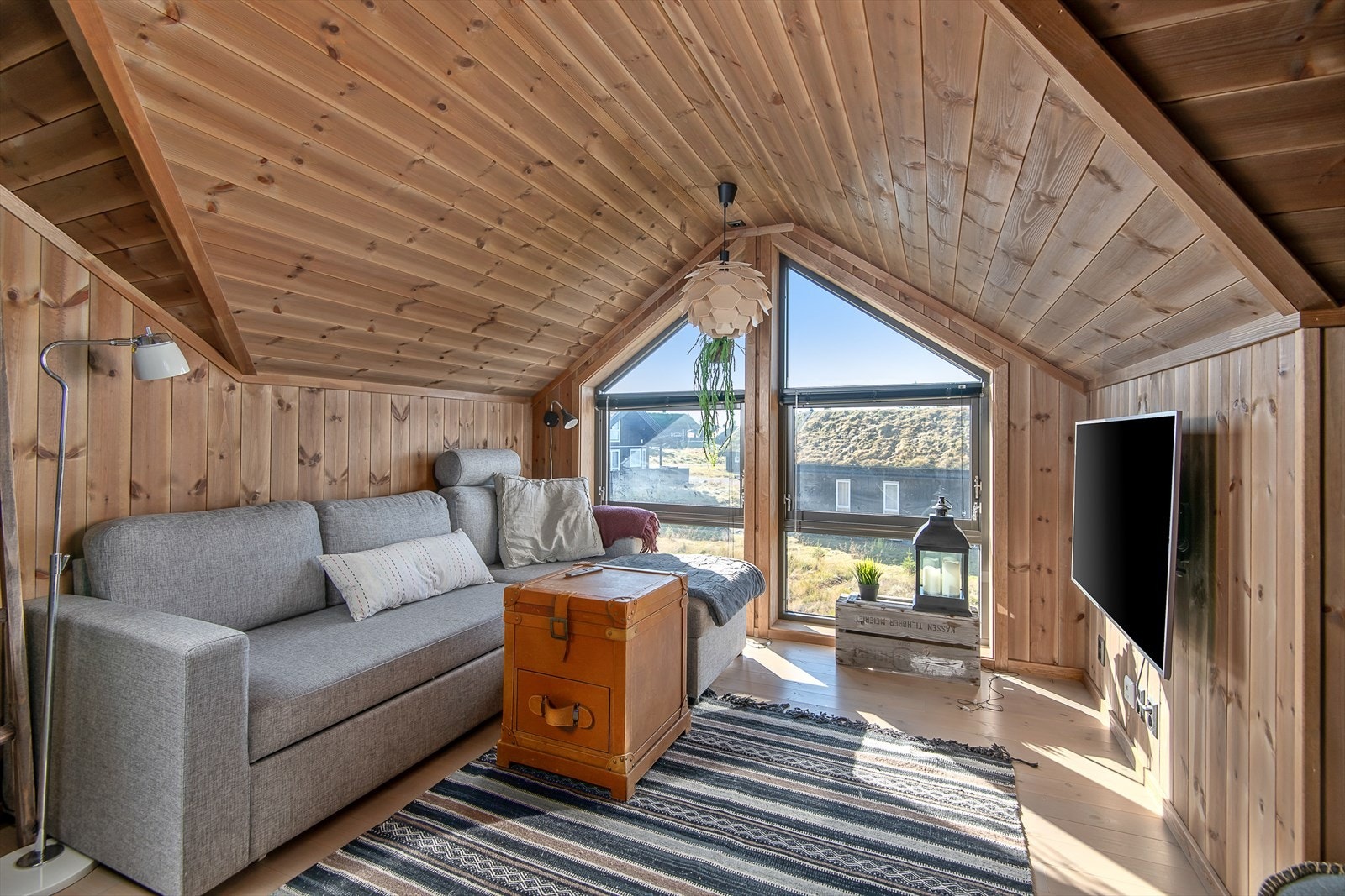 Praktisk, lys og trivelig loftstue. Her har selger plassert en sovesofa for ekstra gjesteplasser. Stort og flott vindu gir fint lys. God takhøyde. Varme i gulv. Galleribilde