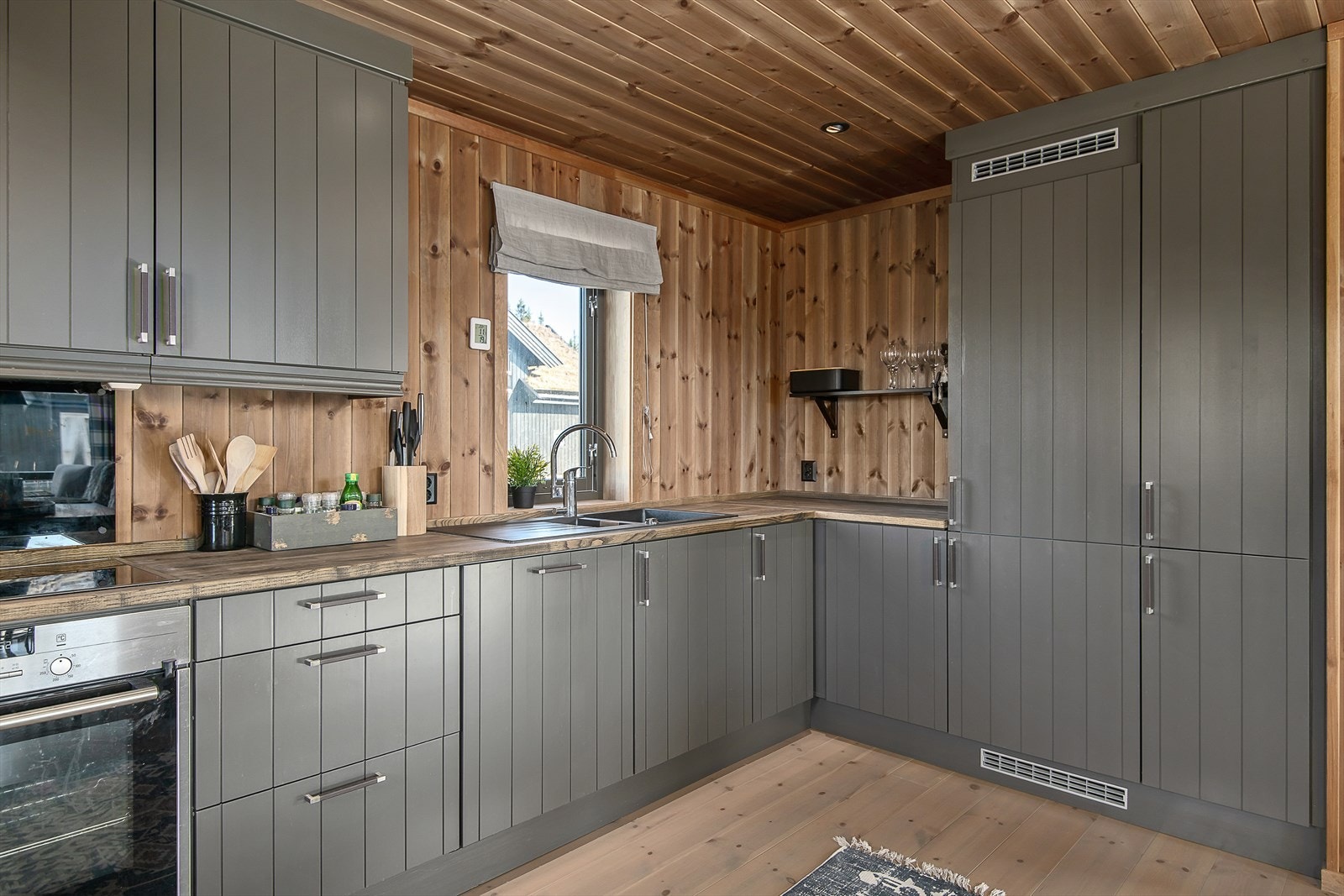 Rikelig med skapplass. Galleribilde