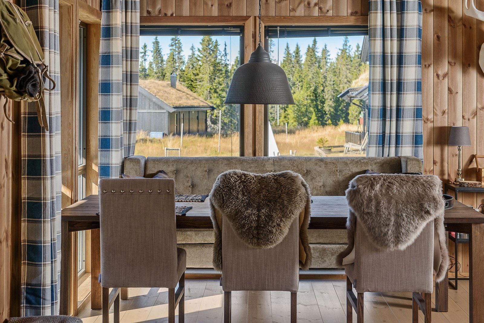 Hyggelig å samles til felles måltider på hytta. Her kan du fint dekke til mange. Galleribilde