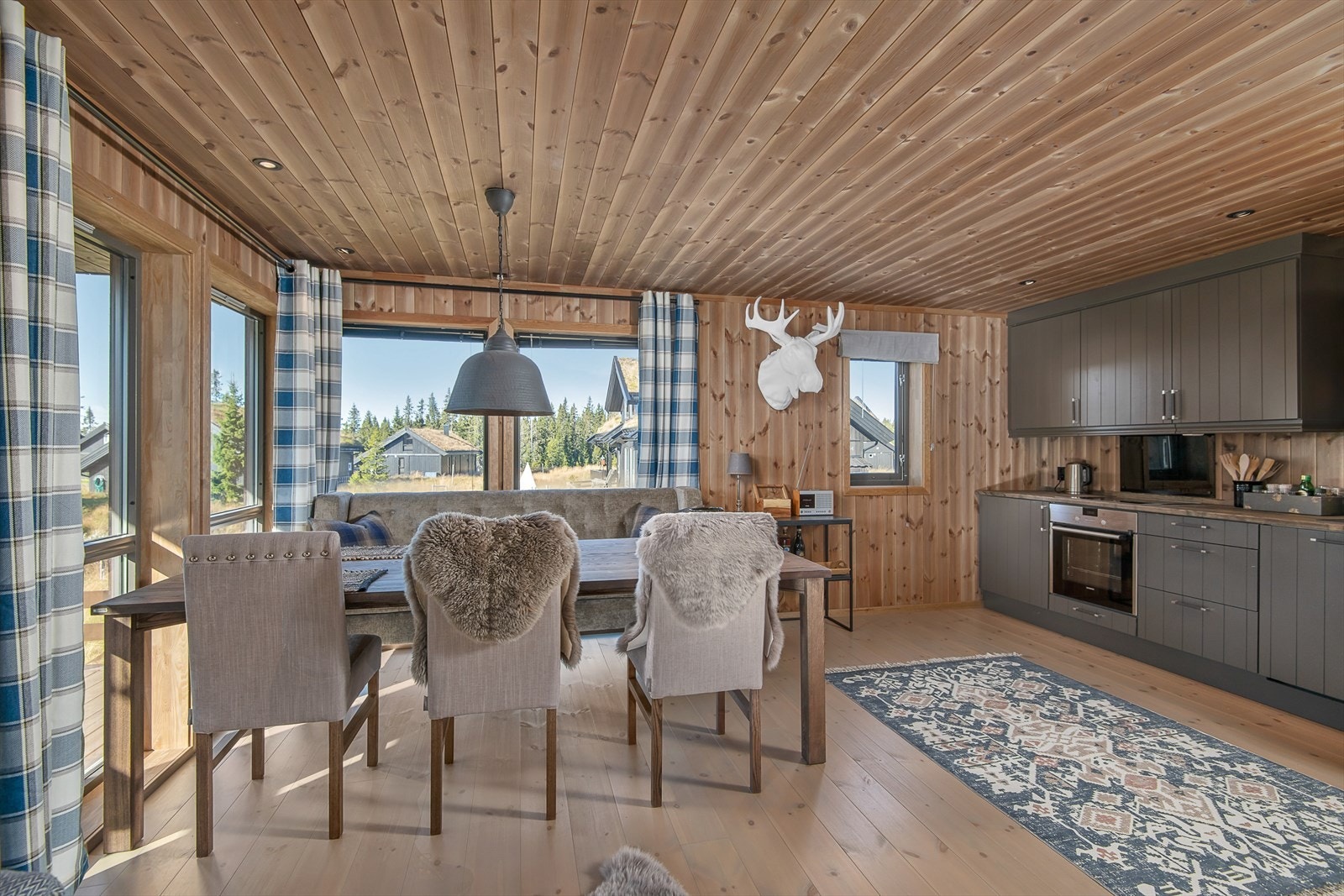 Fint lysinnslipp over spiseplass og mot kjøkken. Galleribilde