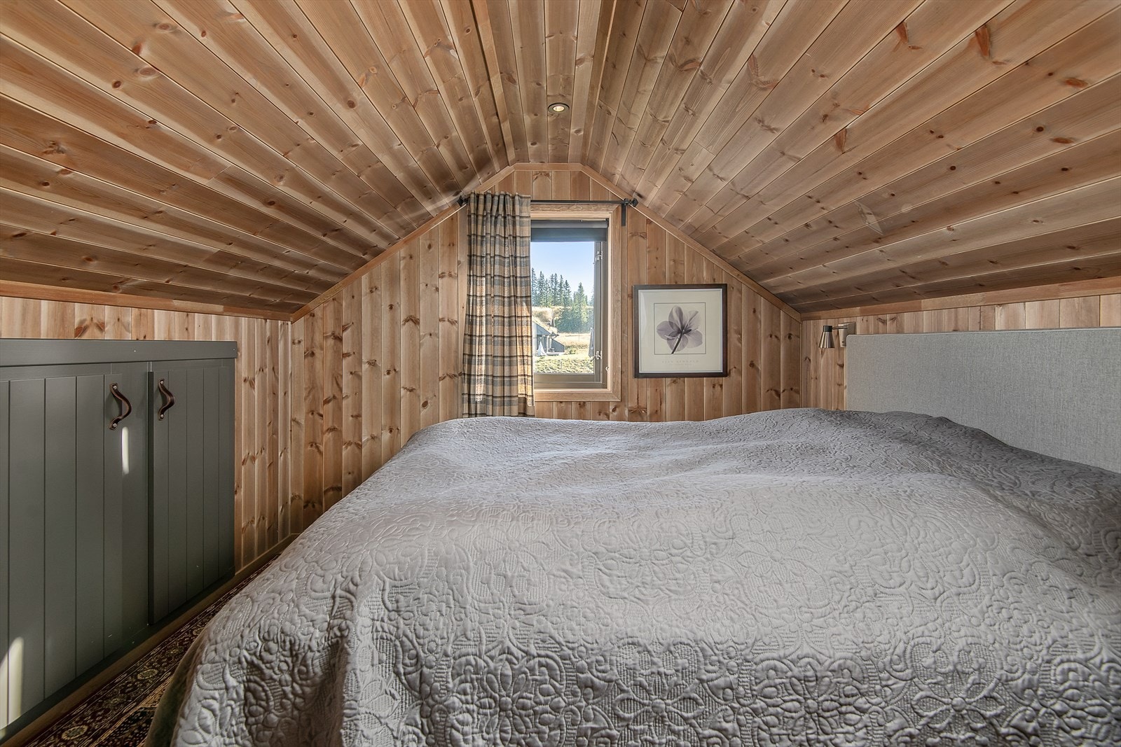 Fra soverom på loftsetasjen med plass til dobbeltseng. God oppbevaringsplass. Galleribilde