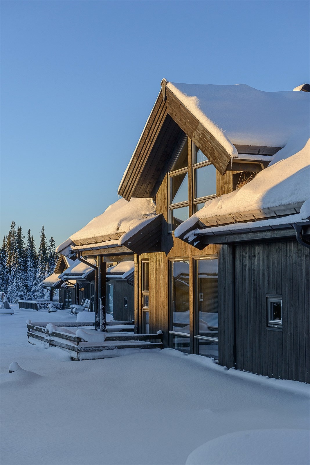 Hytta ligger fint plassert i feltet, i relativt lune omgivelser og gode solforhold. Galleribilde