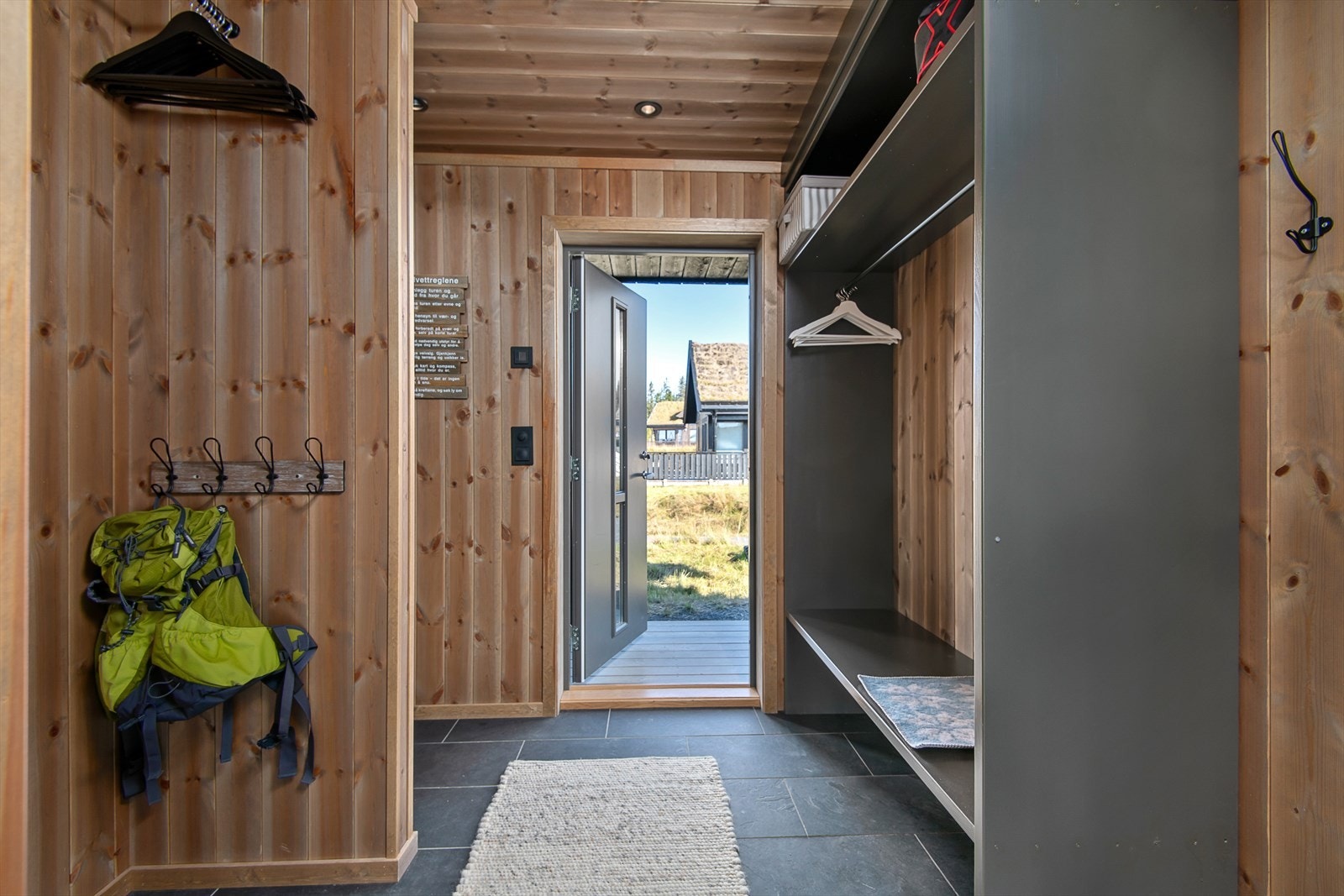 Ved inngangspartiet er det også en sportsbod med egen inngang. Galleribilde