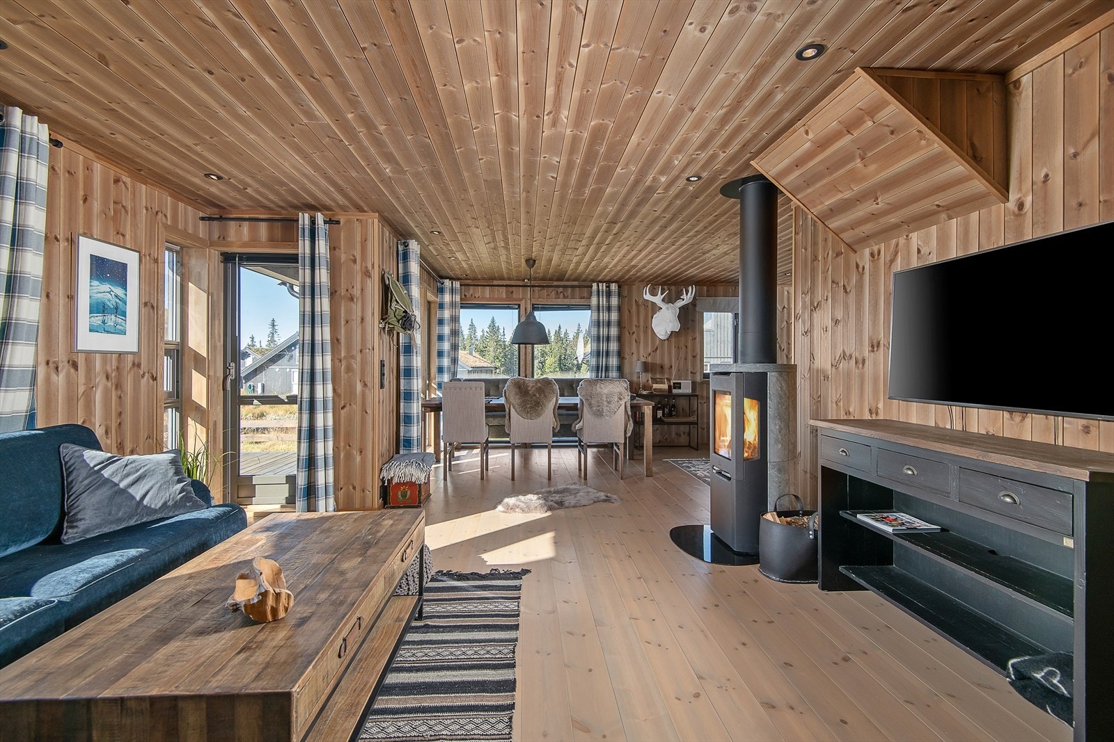 Gjennomført og helhetlig stil i hytta. Meget god standard. Galleribilde