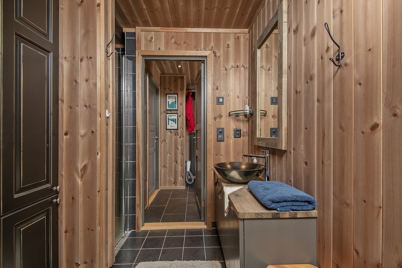 Bad/wc med dusj og servantinnreding. Oppbevaring i samme stil som soveromsmøblementet. Galleribilde