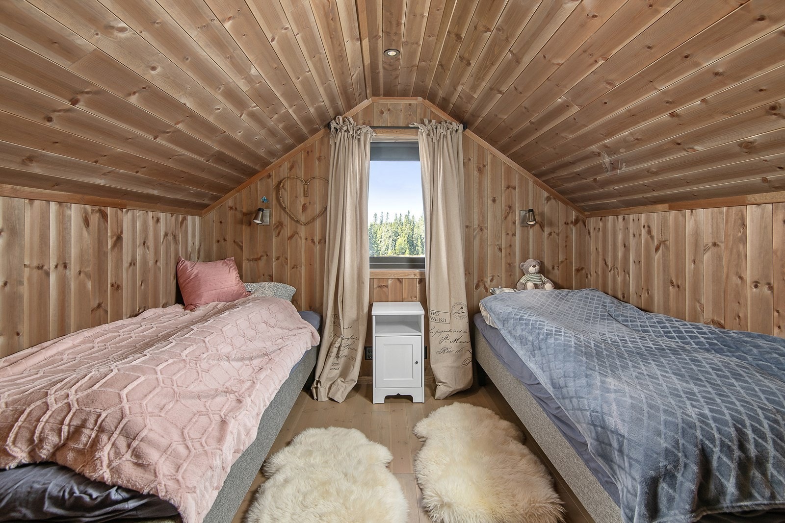 Soverom fra loftsetasjen med plass til to senger. Galleribilde