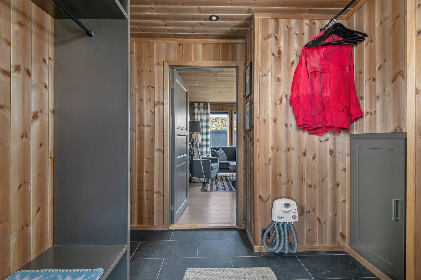 Gang med plass til å henge fra seg yttertøy og utstyr. Herfra er det trapp opp til loftsetasjen, adkomst til badet og til stua. Galleribilde