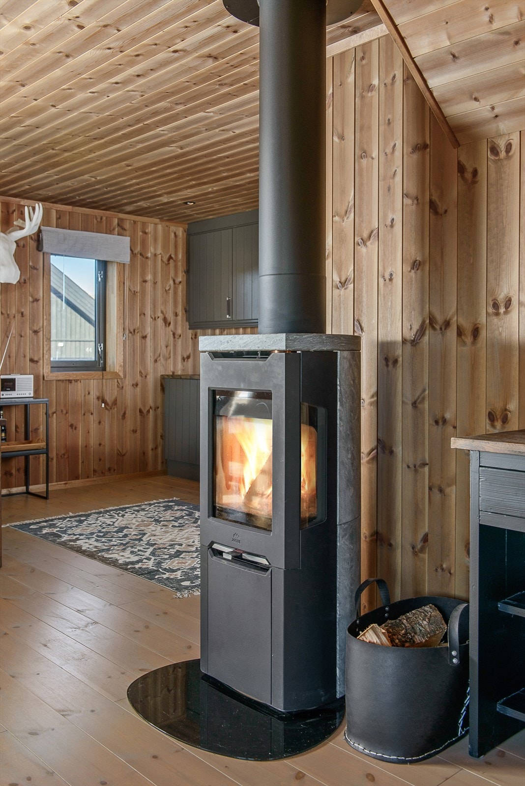 En peisovn for god varme og hyggelig stemning hører med på hytta. I tillegg er det gulvvarme i begge etasjer. Galleribilde