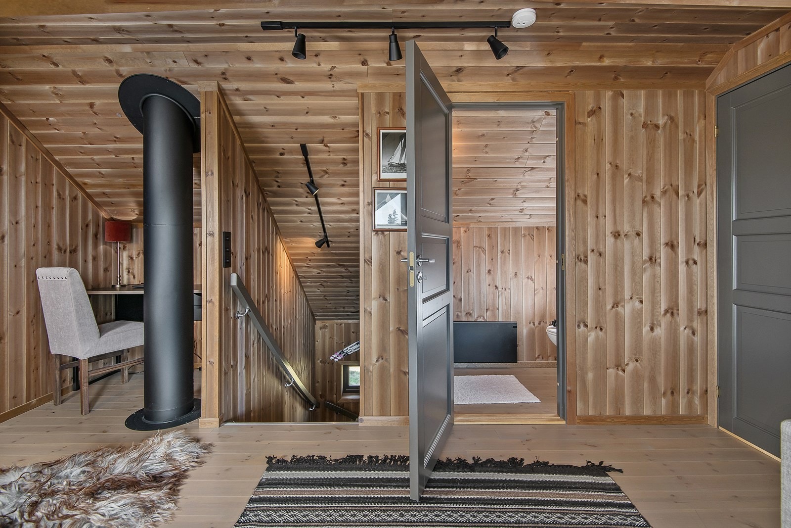 Innholdsrik loftsetasje med stue, 2 soverom, wc og en liten kontorplass. Fint å kunne kombinere jobb og fritid på hytta. Galleribilde