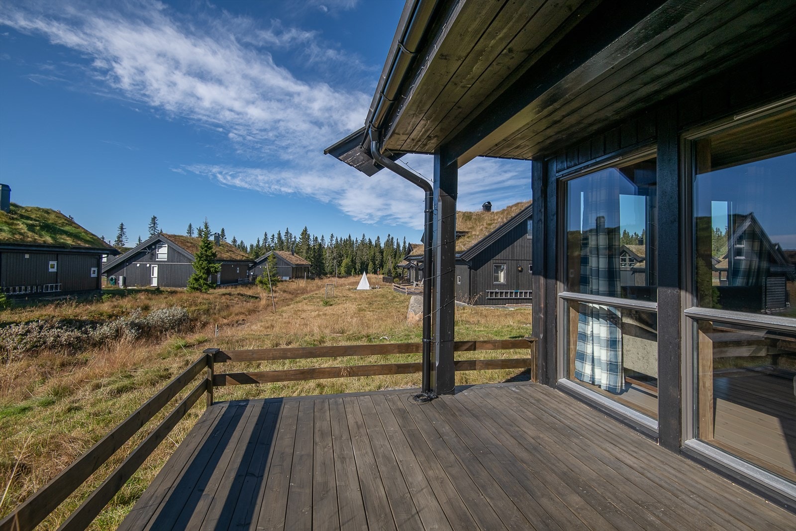 Delvis overbygget, lun og fin terrasse med utgang fra stua og utsikt rett nedover skiløypa. Galleribilde