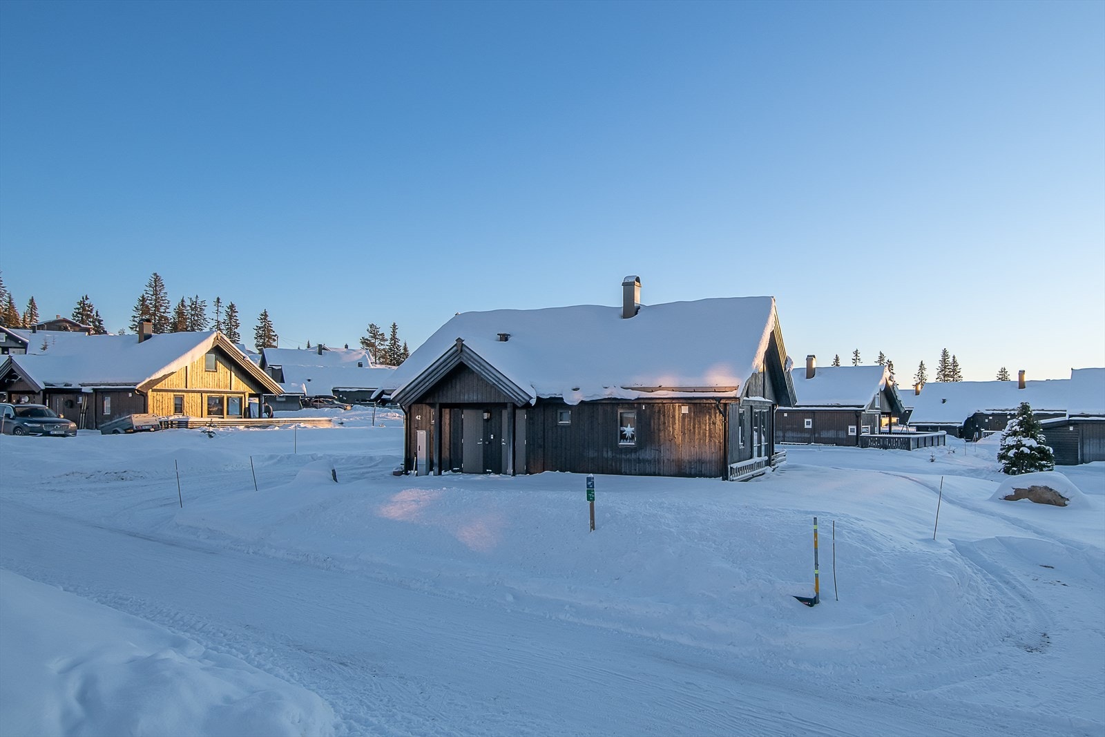 Umiddelbar tilgang til oppkjørte skiløyper. Parkering ved egen hytte i tillegg tilgang til gjesteparkering. Galleribilde