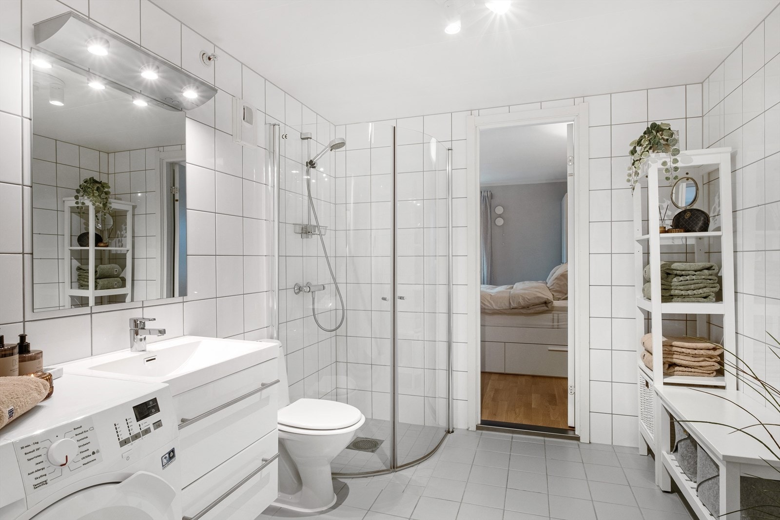 Badet har et toalett og i hjørnet finner man en dusj. Det er plastsluk fra 2009 med tilhørende vannlås og mekanisk avtrekk via et felles anlegg. Tilstrekkelig med luftespalter for tilluft i underkant av dørbladene til baderomsdørene. Galleribilde