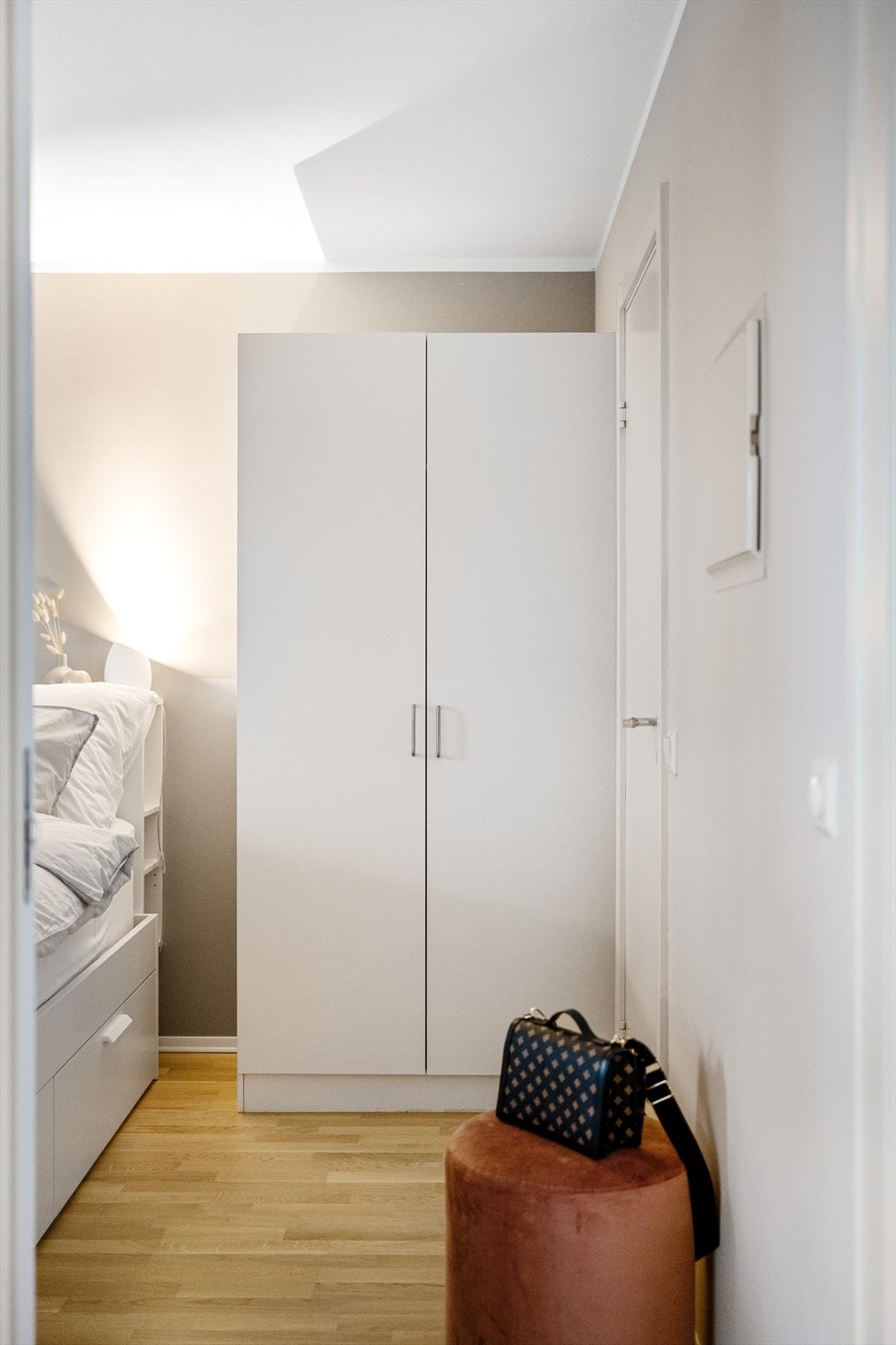 Her er det godt med plass til klesoppheng og sko. I tillegg medfølger en bod i kjeller på 5 kvm, som gir ytterligere lagringsmuligheter. Galleribilde