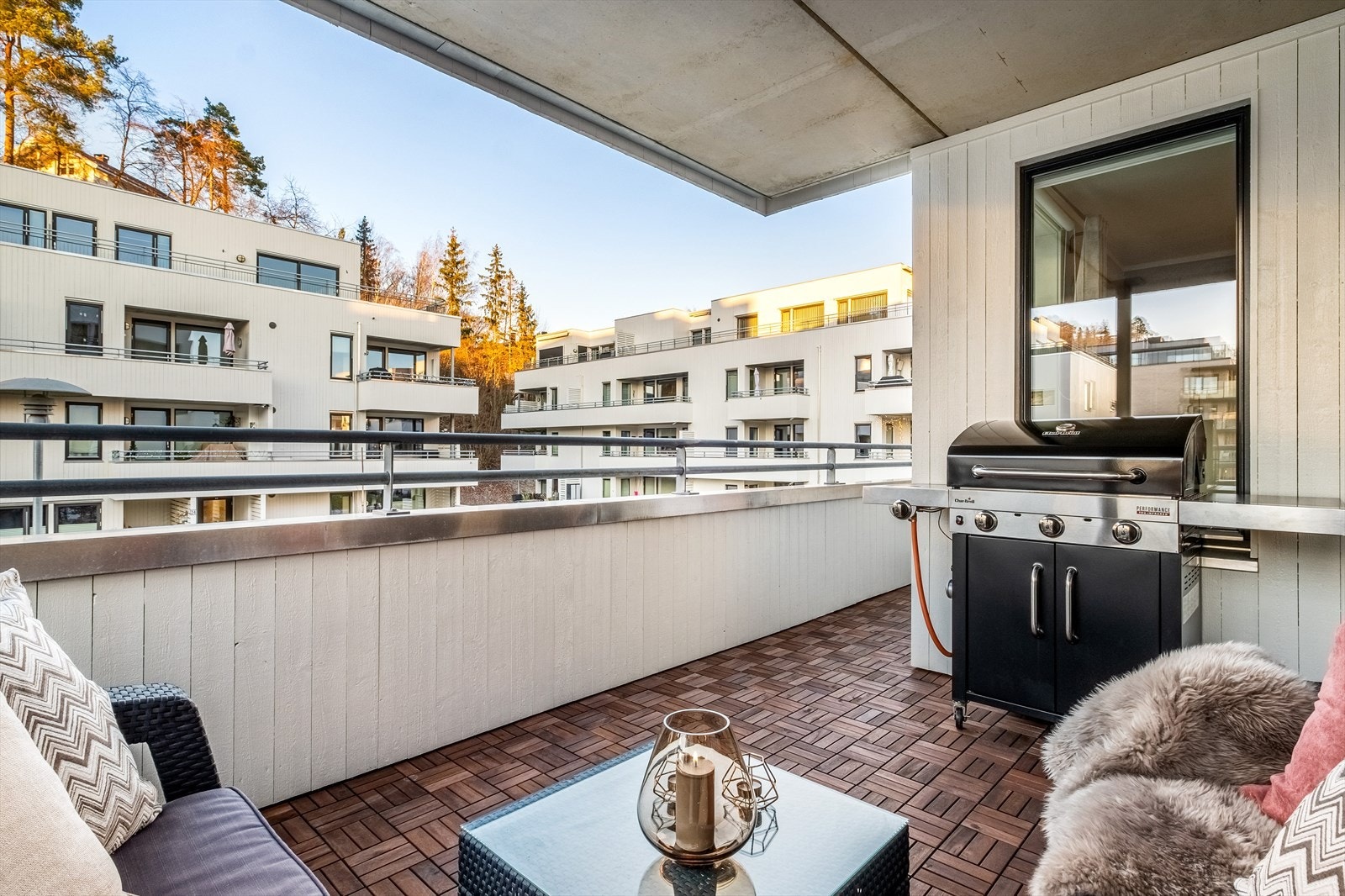 Balkongen blir som en forlengelse av stuen på sommeren, og har godt med plass til diverse utemøblement, grill, blomster e.l. Galleribilde
