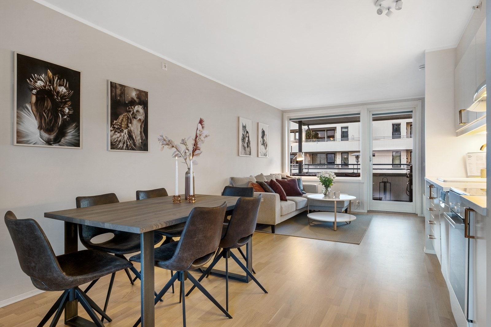 Fra entréen er det adkomst til en delikat og luftig stue i åpen løsning mot kjøkkenet. Galleribilde