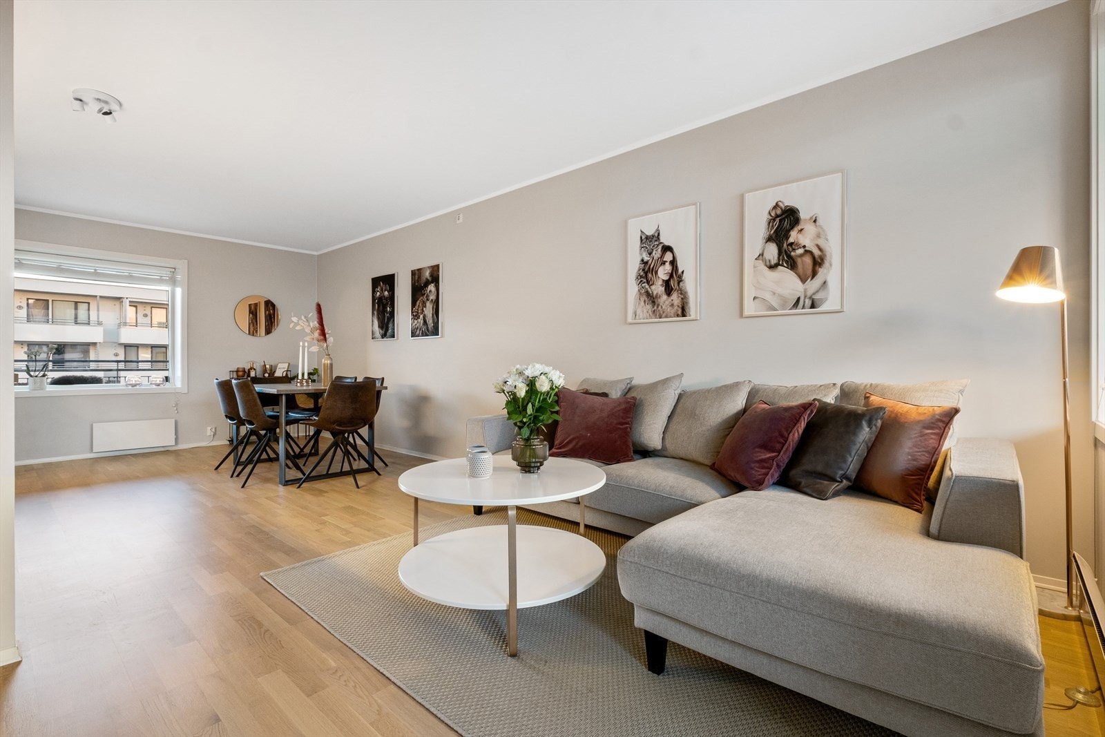 Det er gode møbleringsmuligheter i stuen, med plass til sofa, spisestue, TV-benk og tilhørende møblement. Galleribilde