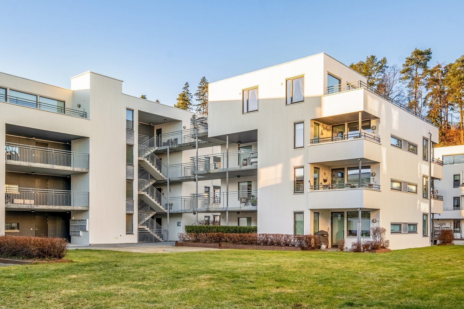 Dette er en flott mulighet til å sikre deg en stilren og innbydende leilighet i tilbaketrukne og populære omgivelser på Slependen/Billingstad, med kort vei til sjøen og marka. Galleribilde